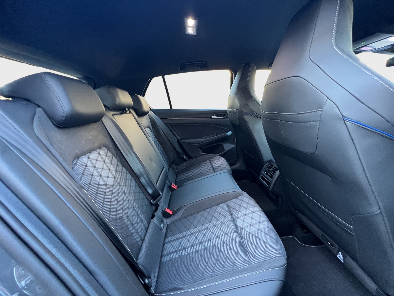 VW Golf 1.5 e TSI mHEV R-Line DSG-image-11