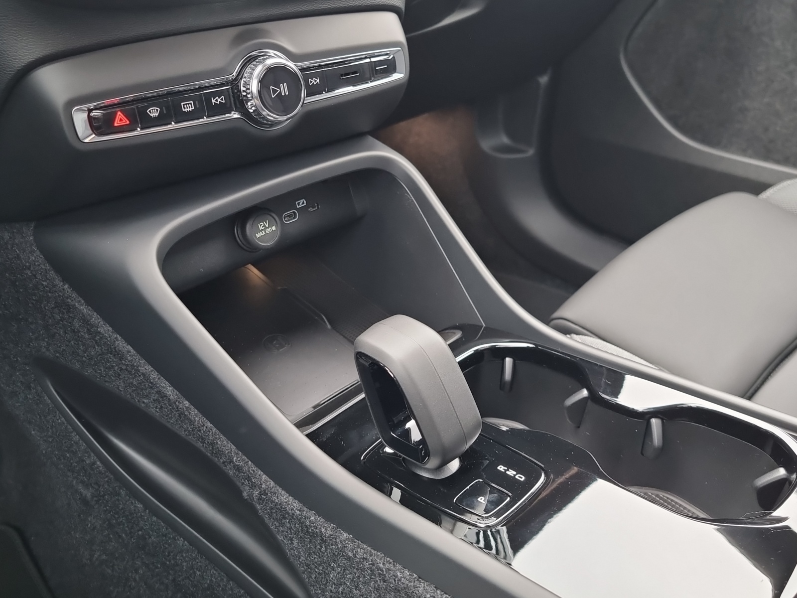 VOLVO EX40 Twin Performance Ultra AWD-image-11
