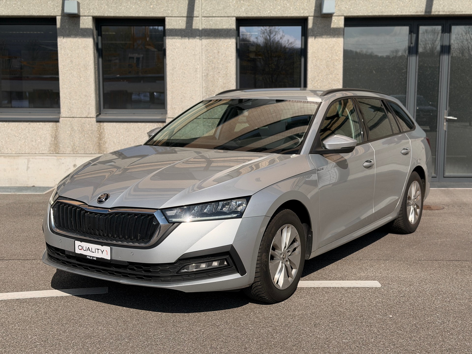 SKODA Octavia Combi 2.0 TDI DSG Ambition 4x4-image-0