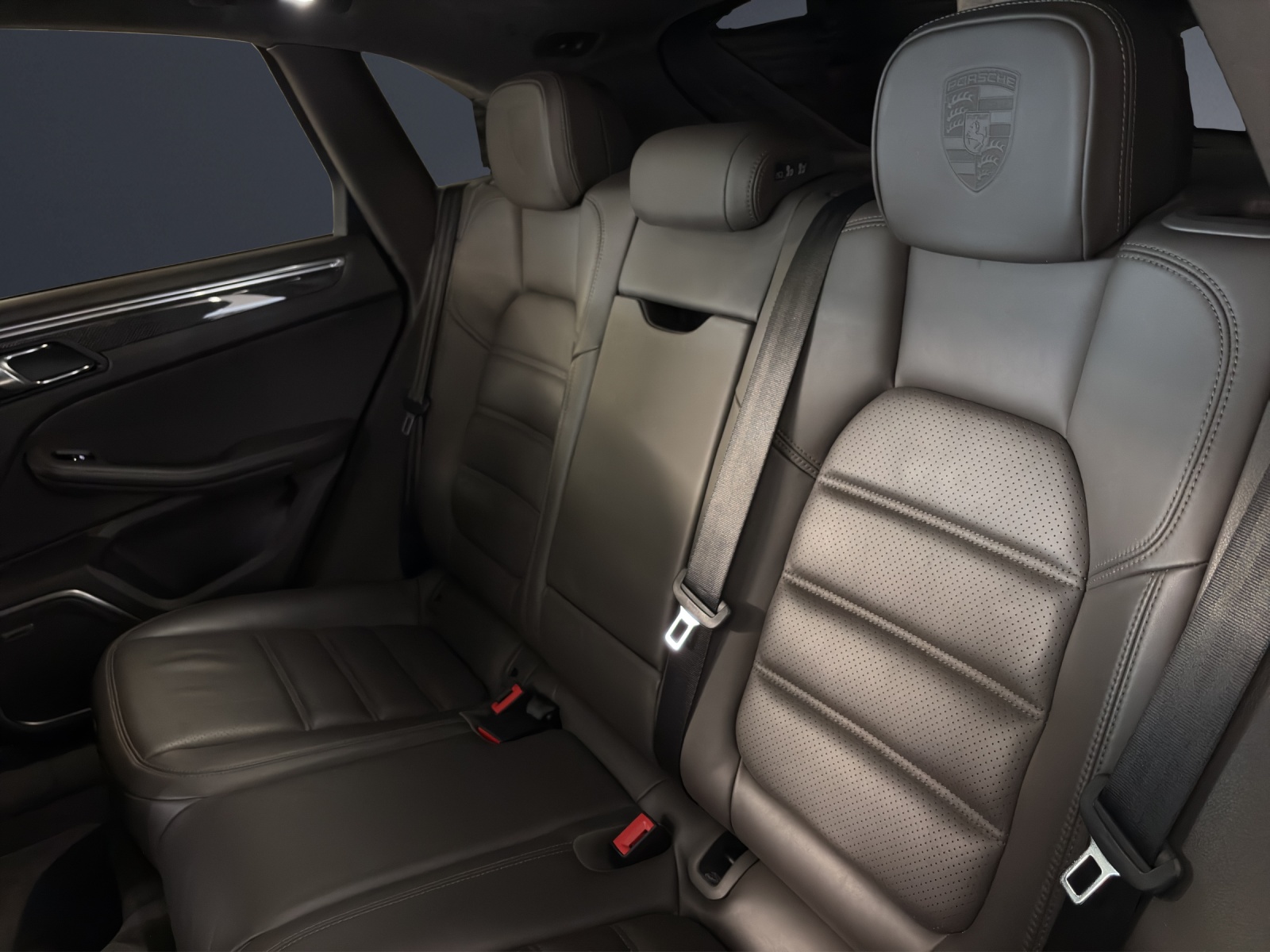PORSCHE Macan Turbo-image-12