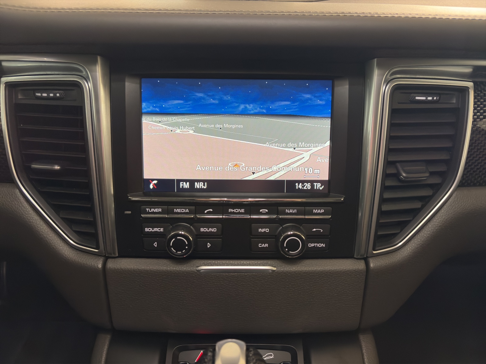 PORSCHE Macan Turbo-image-10