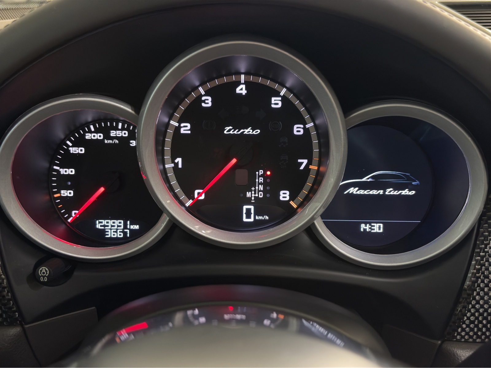 PORSCHE Macan Turbo-image-9
