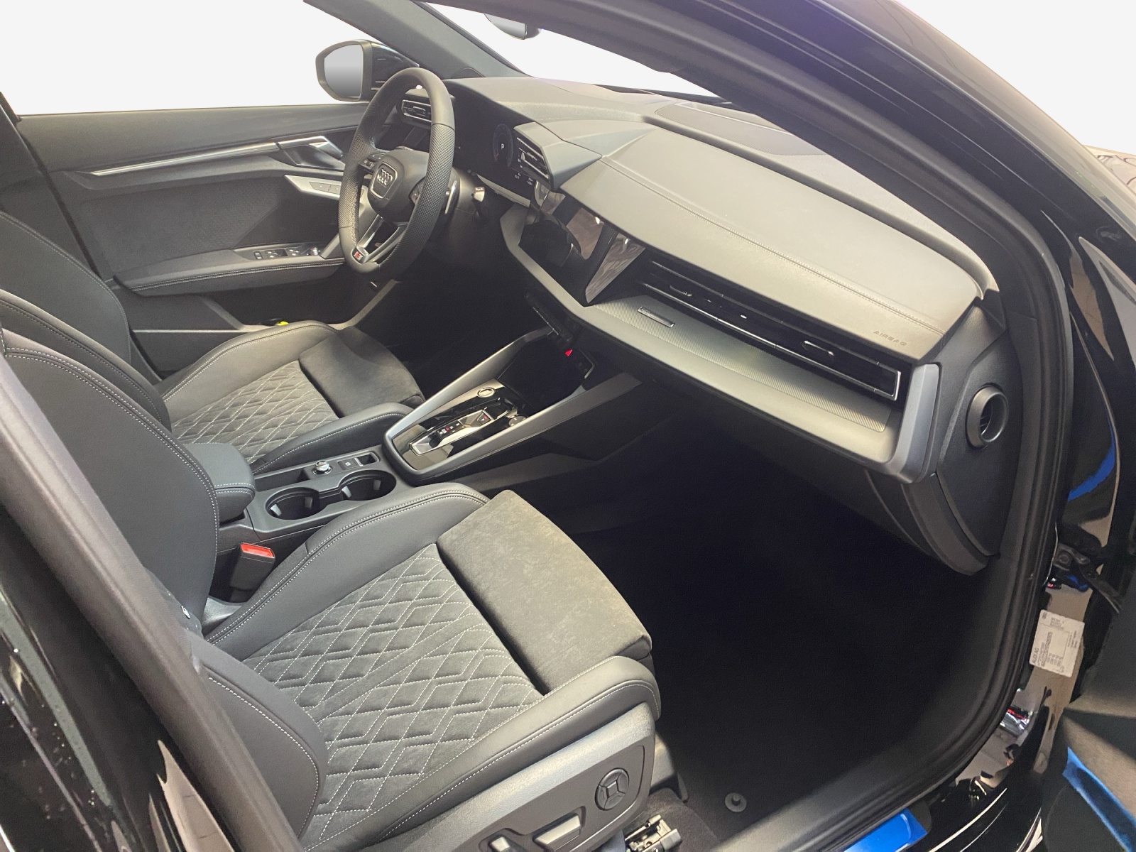 AUDI A3 Sportback TFSI 110 kW S line Attraction S tronic-image-13