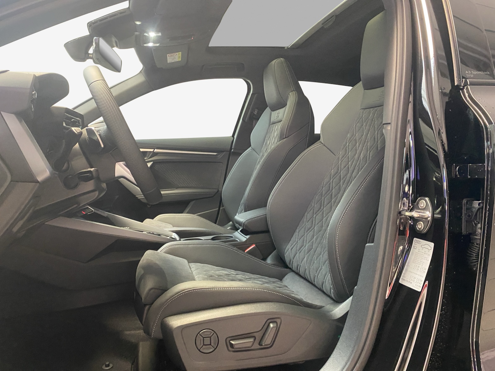 AUDI A3 Sportback TFSI 110 kW S line Attraction S tronic-image-7