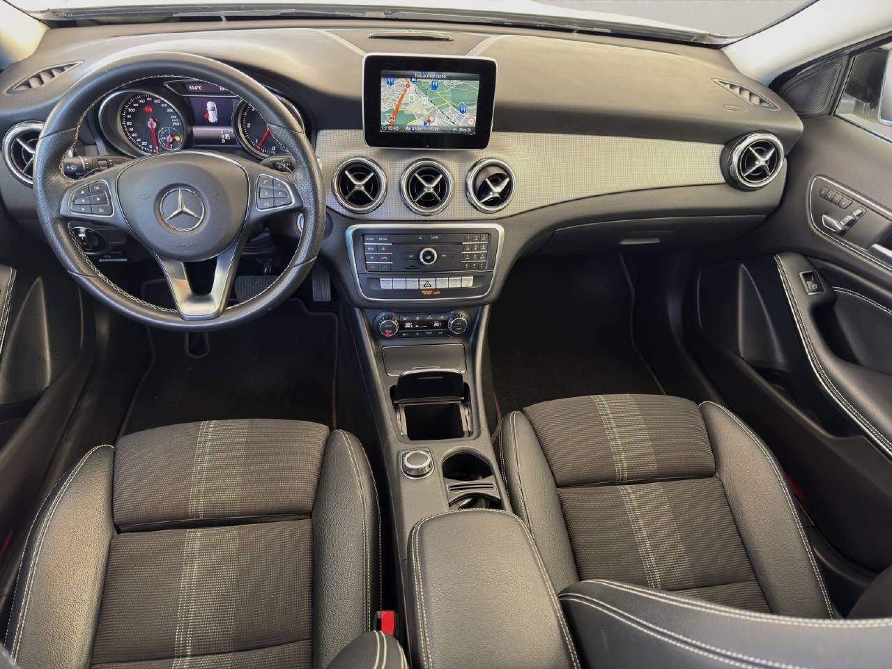 MERCEDES-BENZ GLA 200 d Urban 136PS Automat-image-9