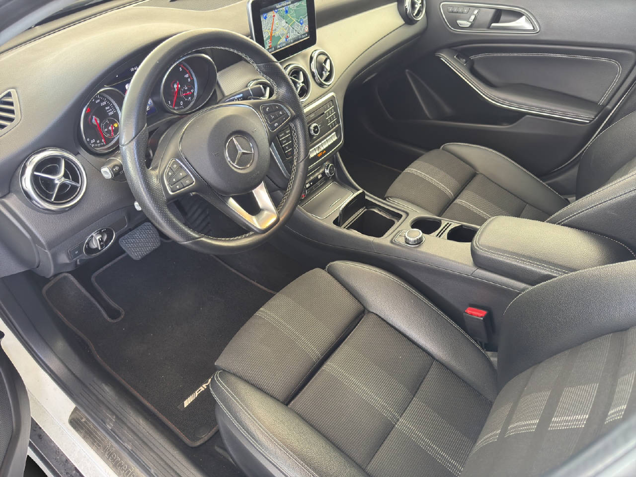 MERCEDES-BENZ GLA 200 d Urban 136PS Automat-image-10