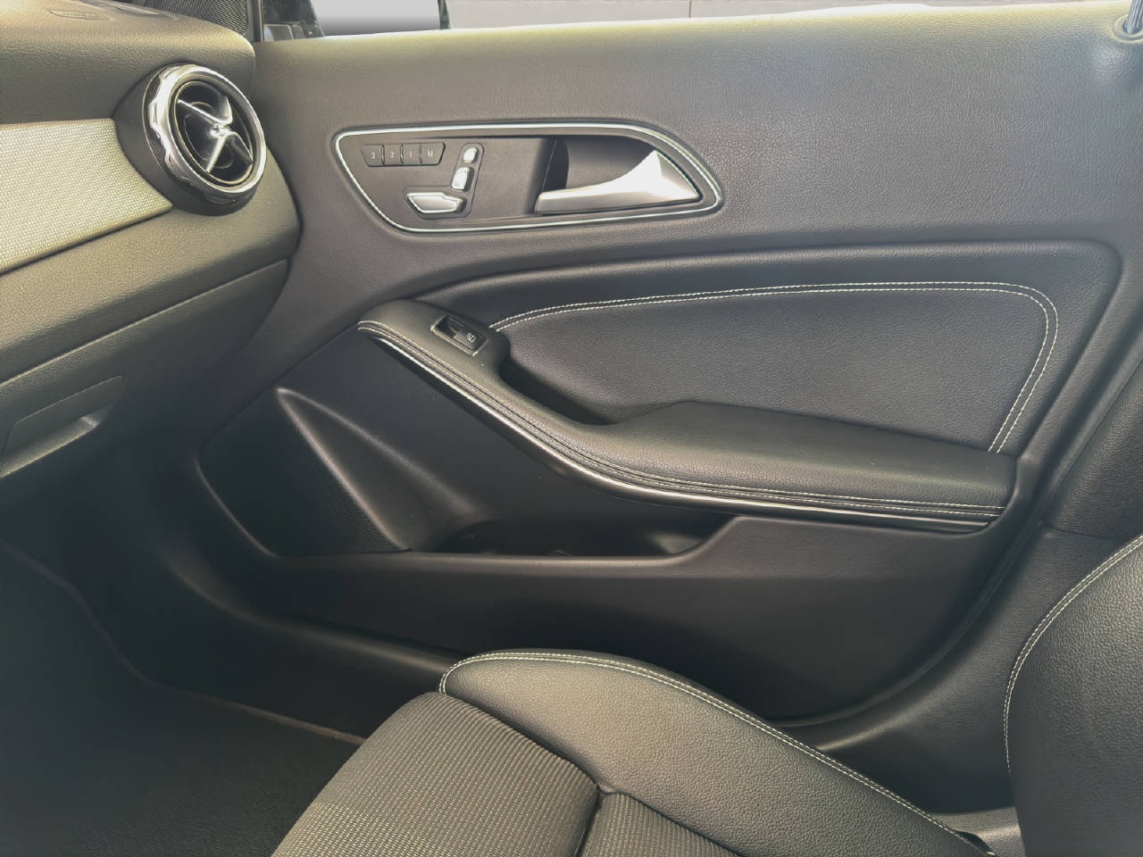 MERCEDES-BENZ GLA 200 d Urban 136PS Automat-image-17