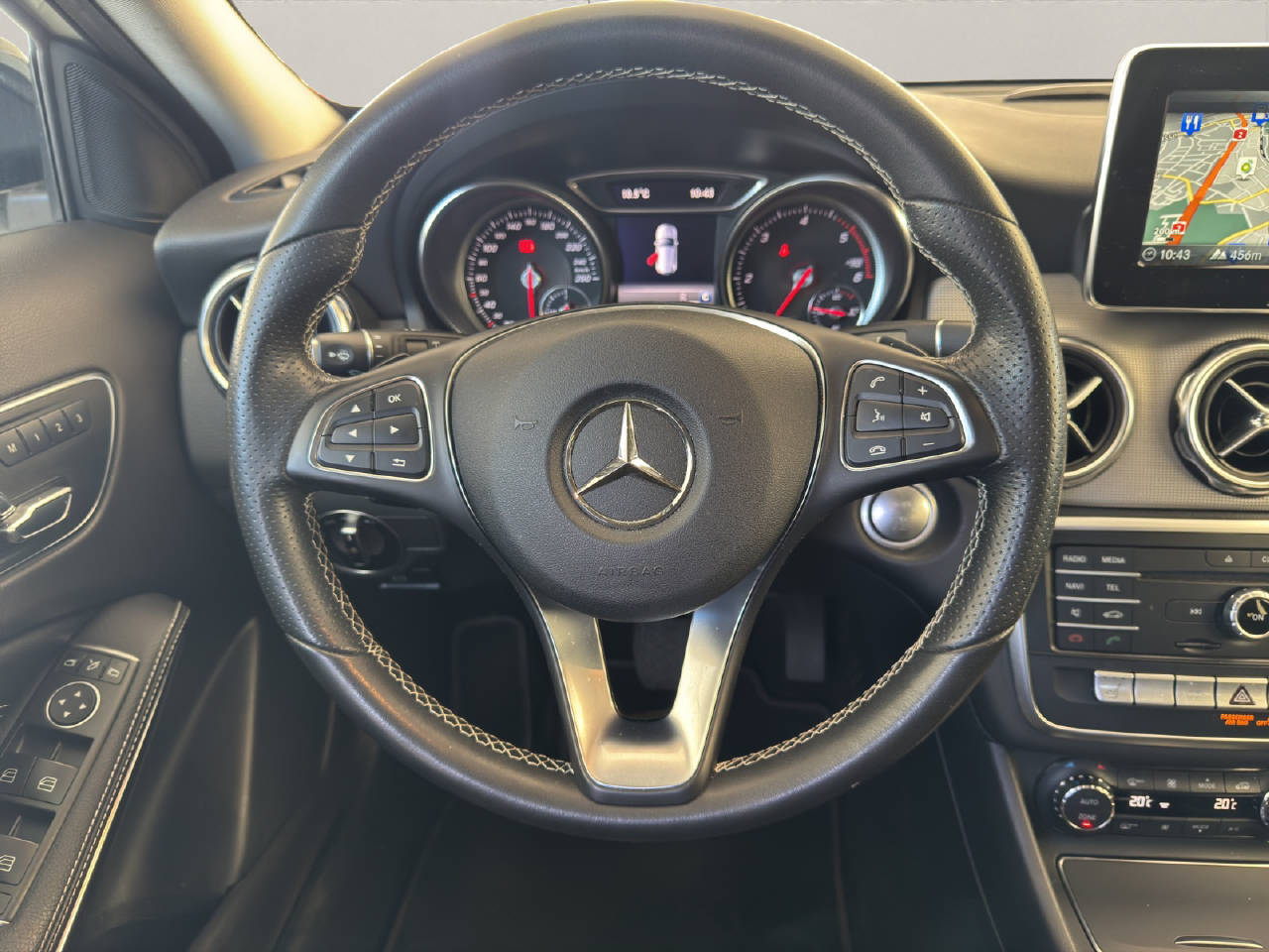 MERCEDES-BENZ GLA 200 d Urban 136PS Automat-image-13