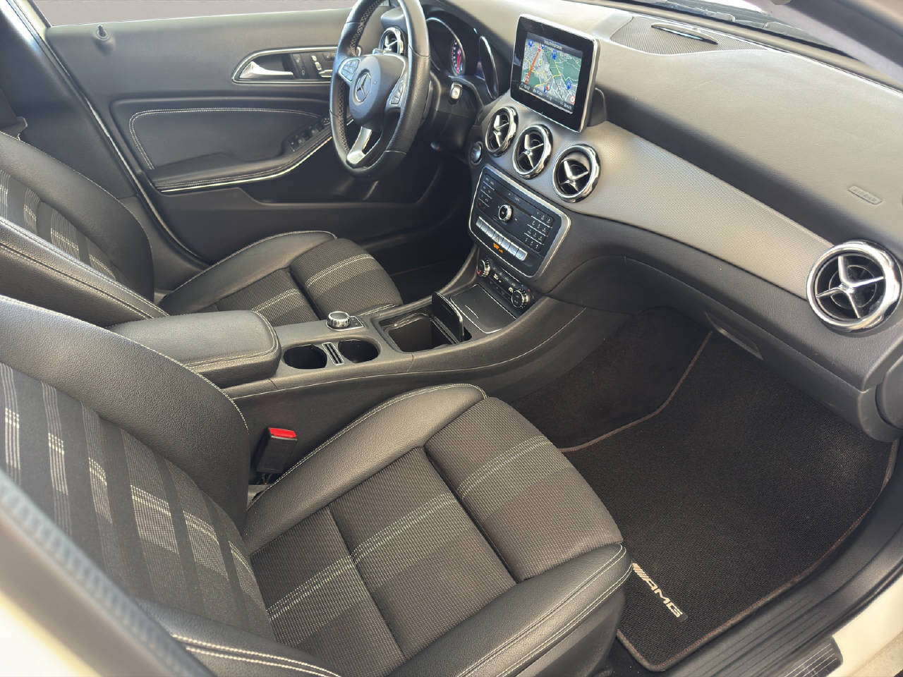 MERCEDES-BENZ GLA 200 d Urban 136PS Automat-image-11
