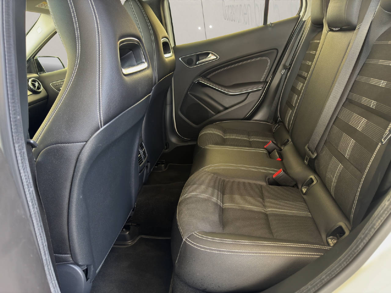MERCEDES-BENZ GLA 200 d Urban 136PS Automat-image-18