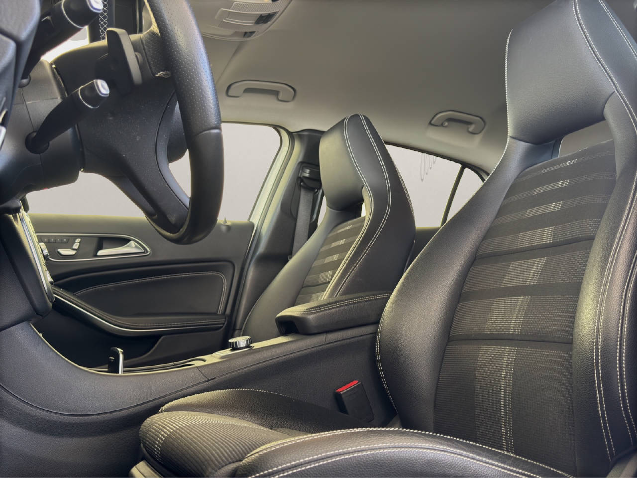 MERCEDES-BENZ GLA 200 d Urban 136PS Automat-image-12