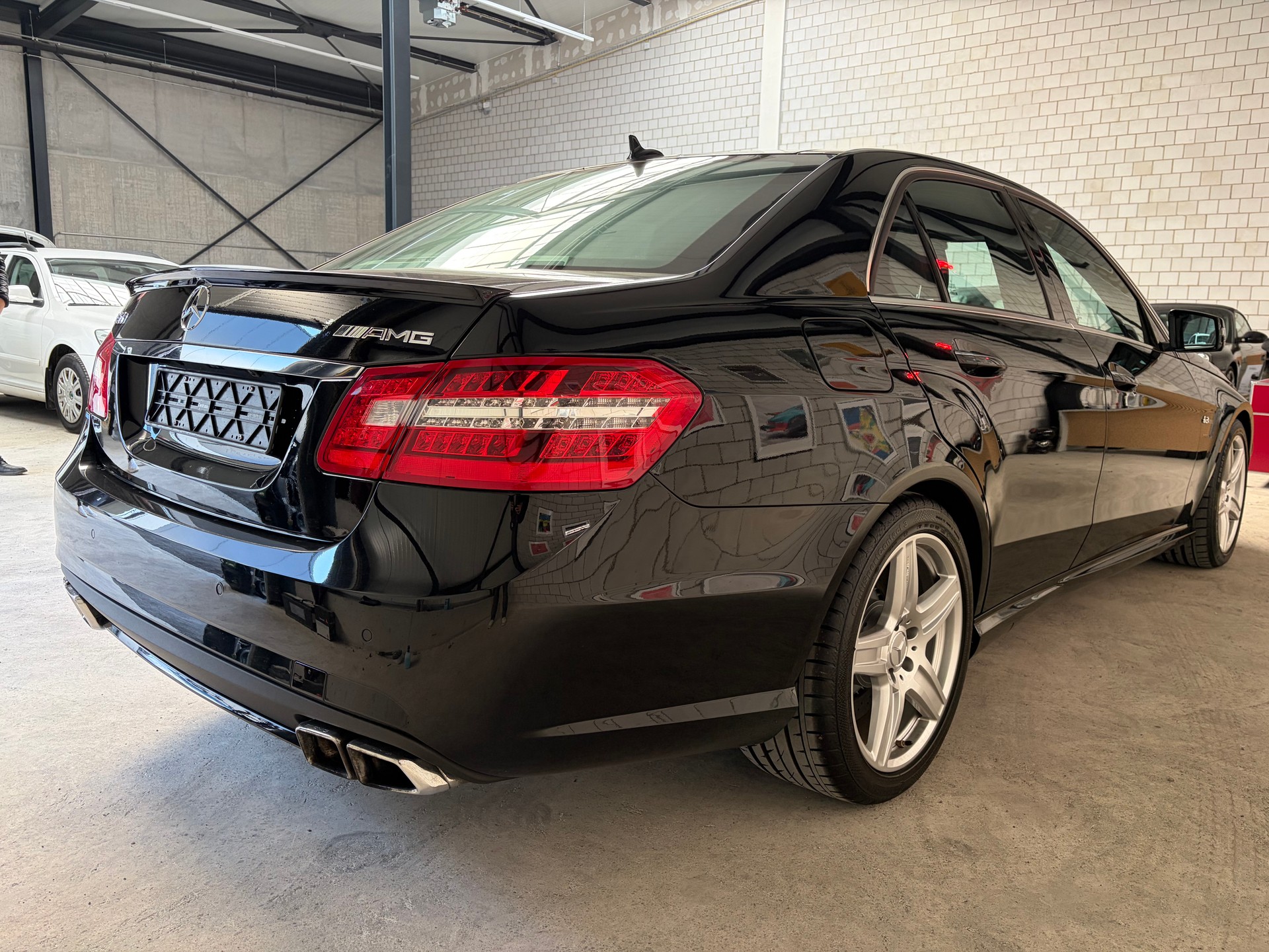 MERCEDES-BENZ E 63 AMG-showroom-element-3
