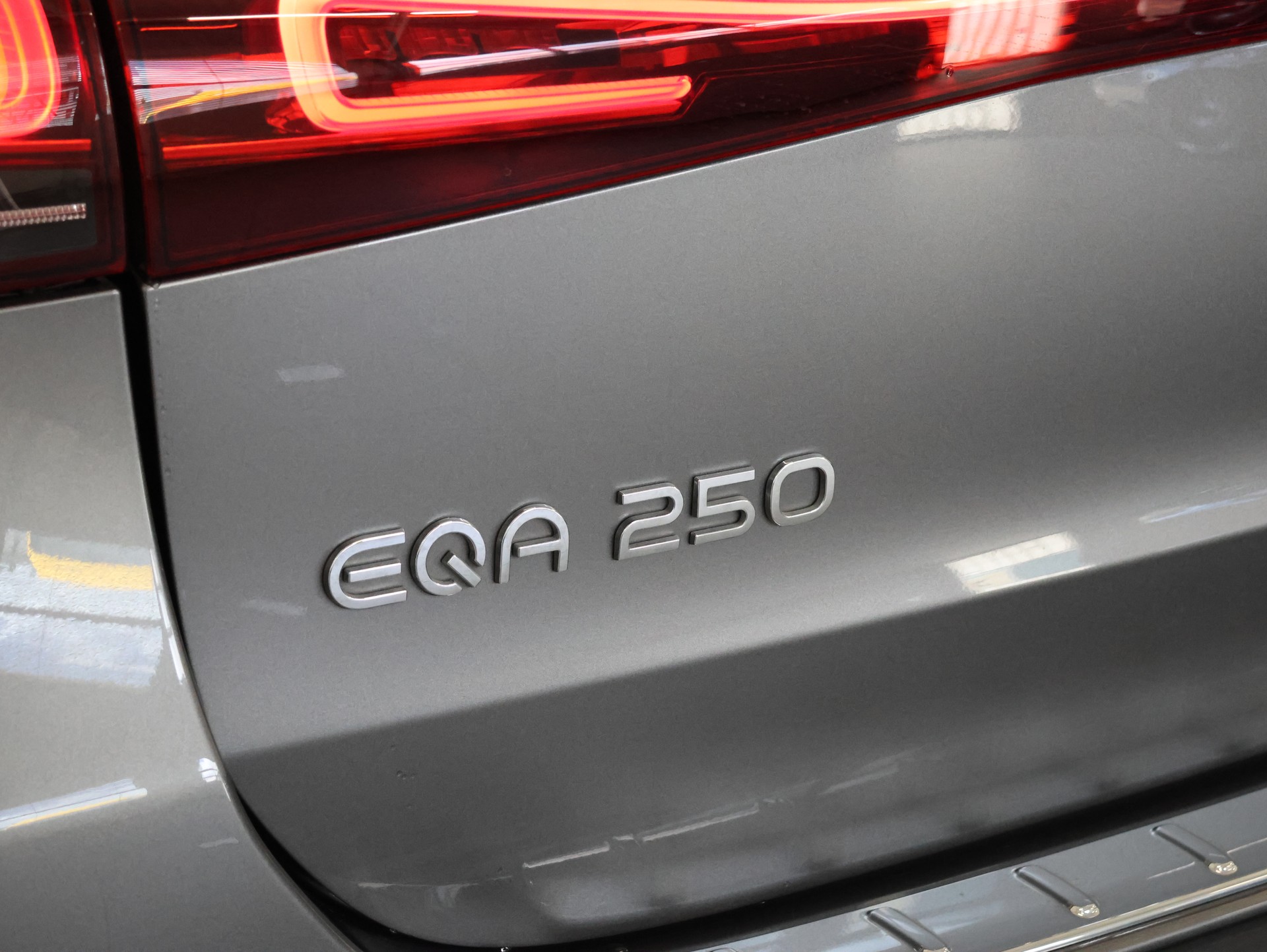 MERCEDES-BENZ EQA 250 AMG Line *Comand Touch* *Rückfahrkamera* *Multi Color*-image-11
