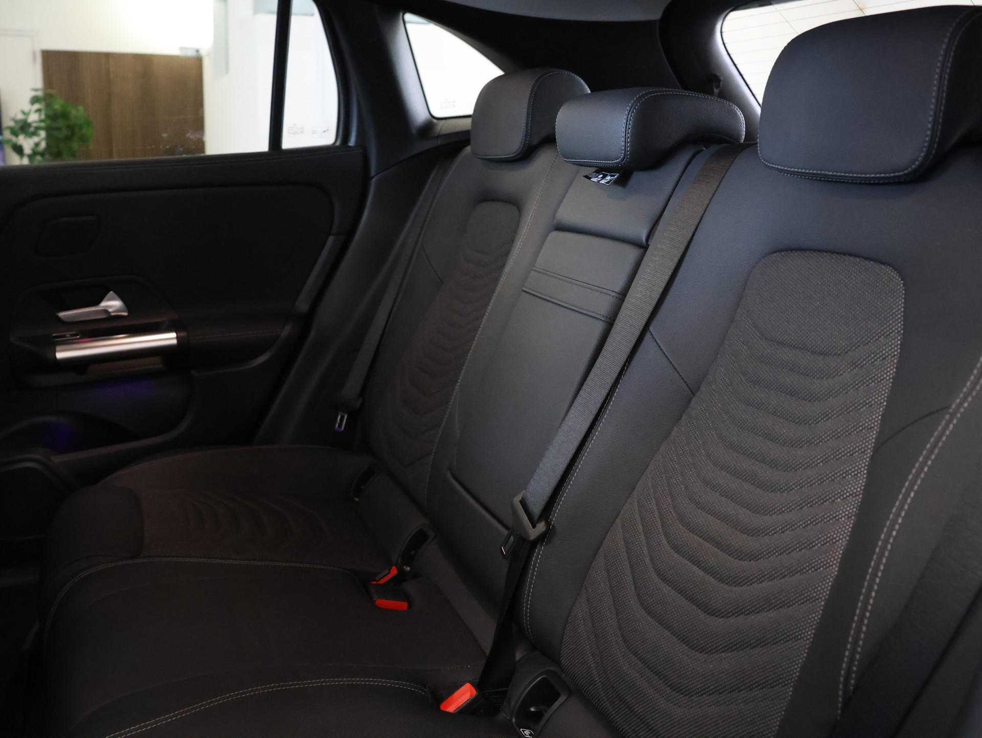 MERCEDES-BENZ EQA 250 AMG Line *Comand Touch* *Rückfahrkamera* *Multi Color*-image-28