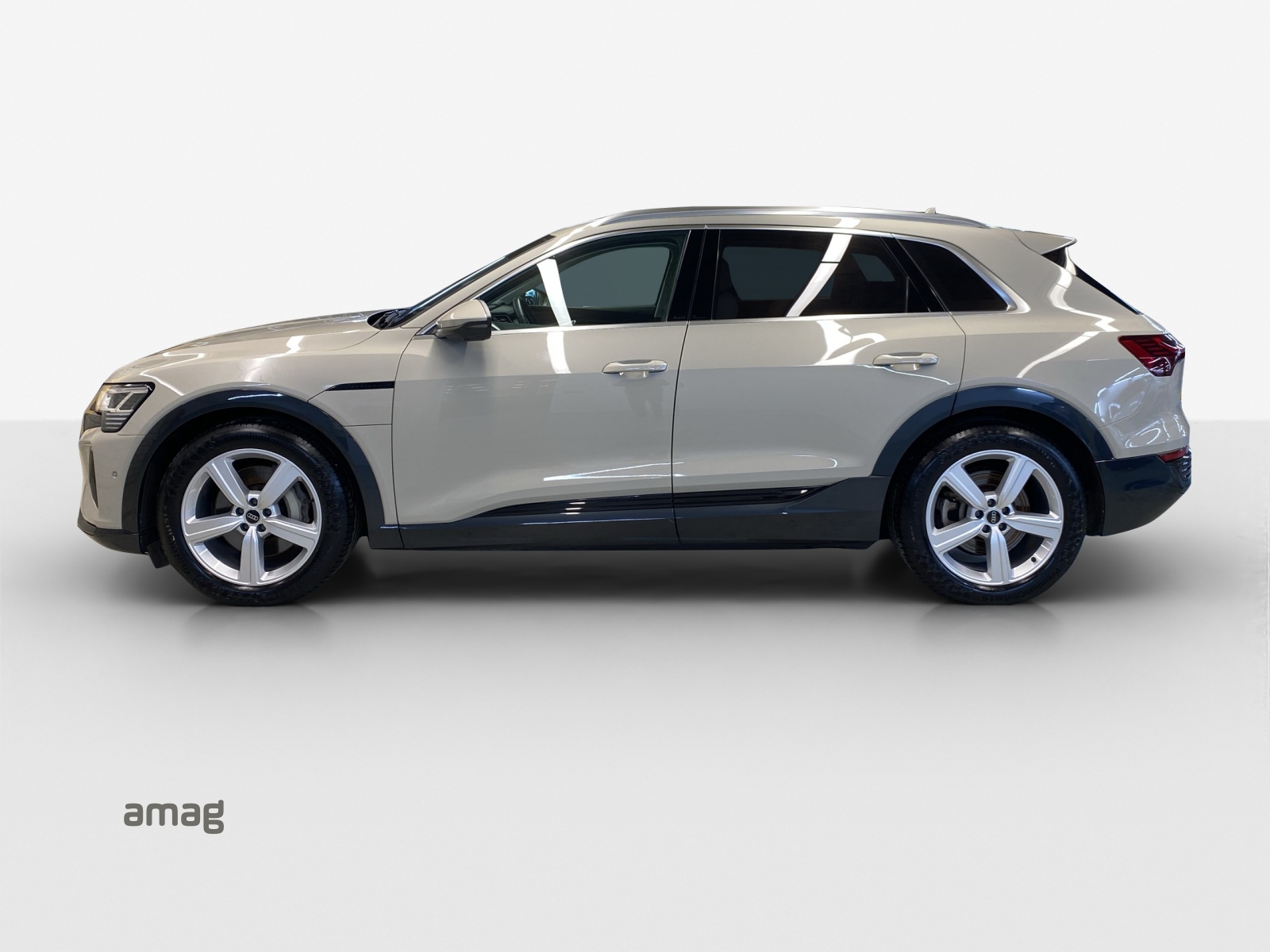 AUDI Q8 55 e-tron advanced quattro-image-1