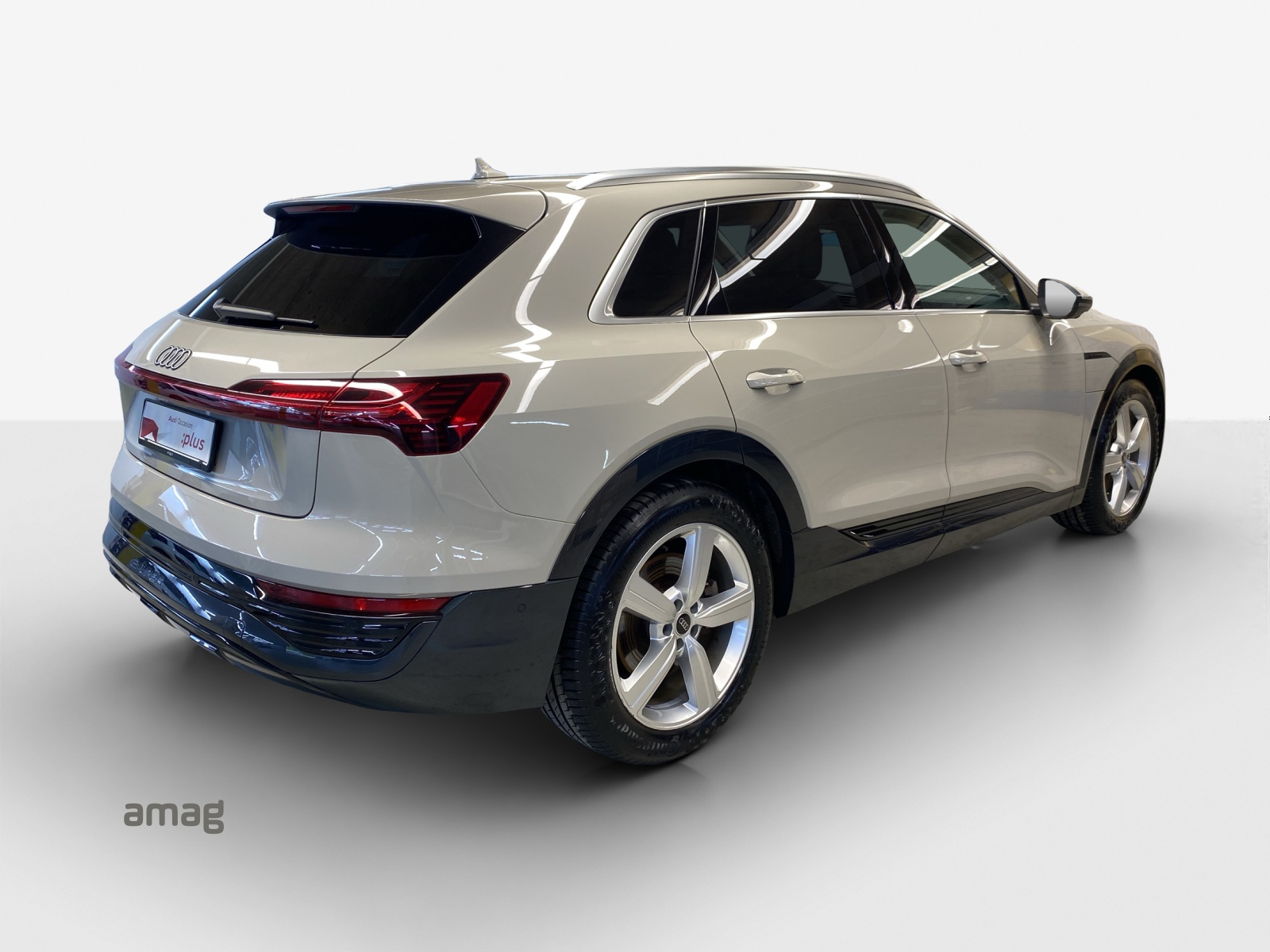 AUDI Q8 55 e-tron advanced quattro-image-5