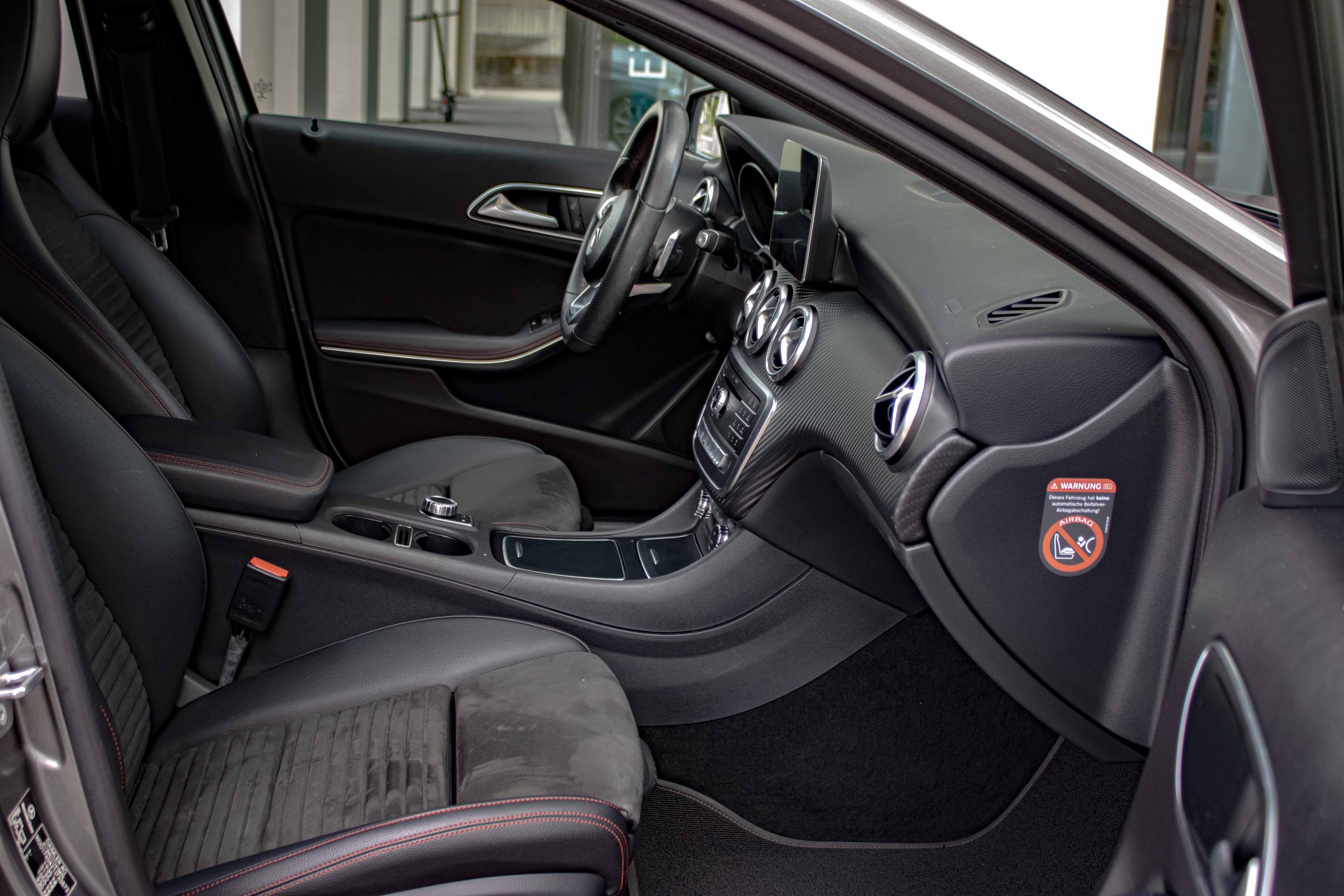 MERCEDES-BENZ A 180 AMG Line 7G-DCT-image-14