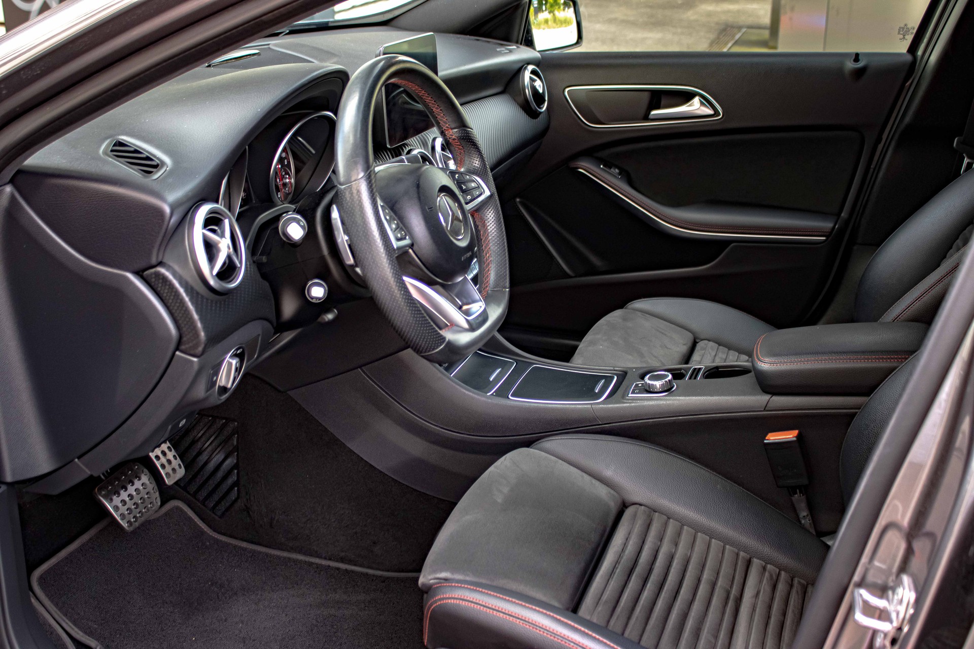 MERCEDES-BENZ A 180 AMG Line 7G-DCT-image-8