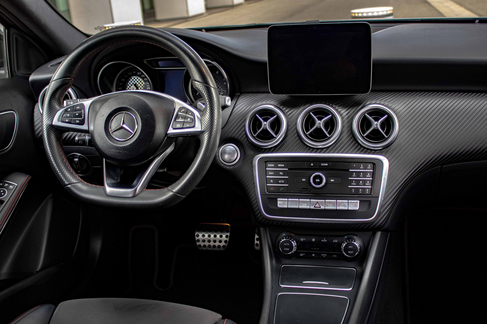 MERCEDES-BENZ A 180 AMG Line 7G-DCT-image-10
