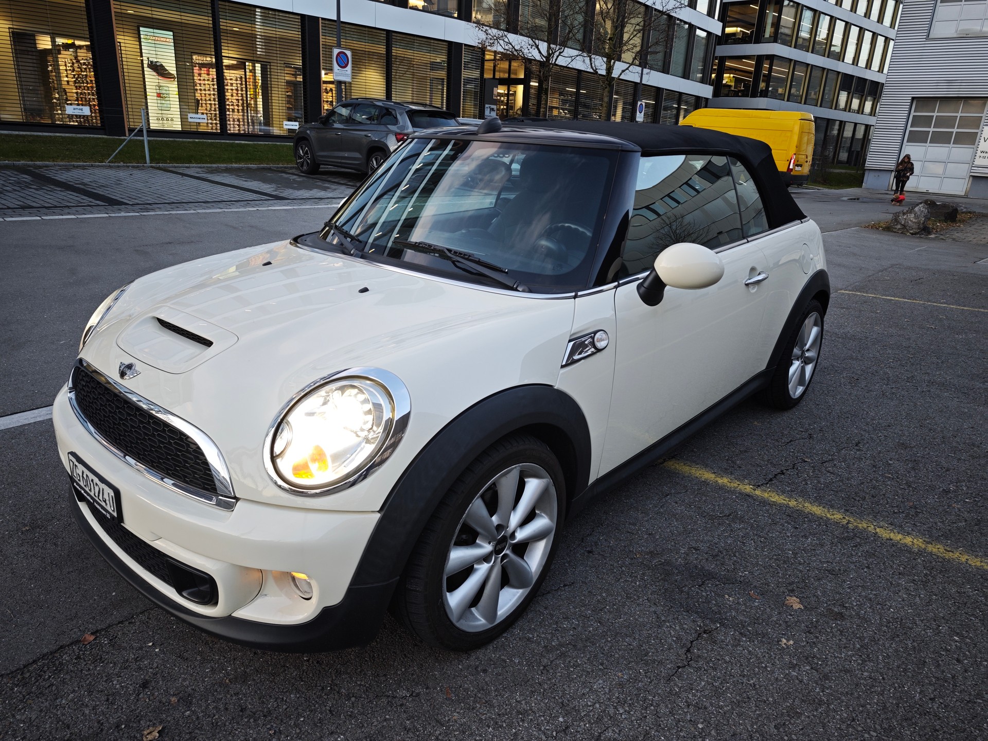 MINI Cooper SD Cabriolet-image-0