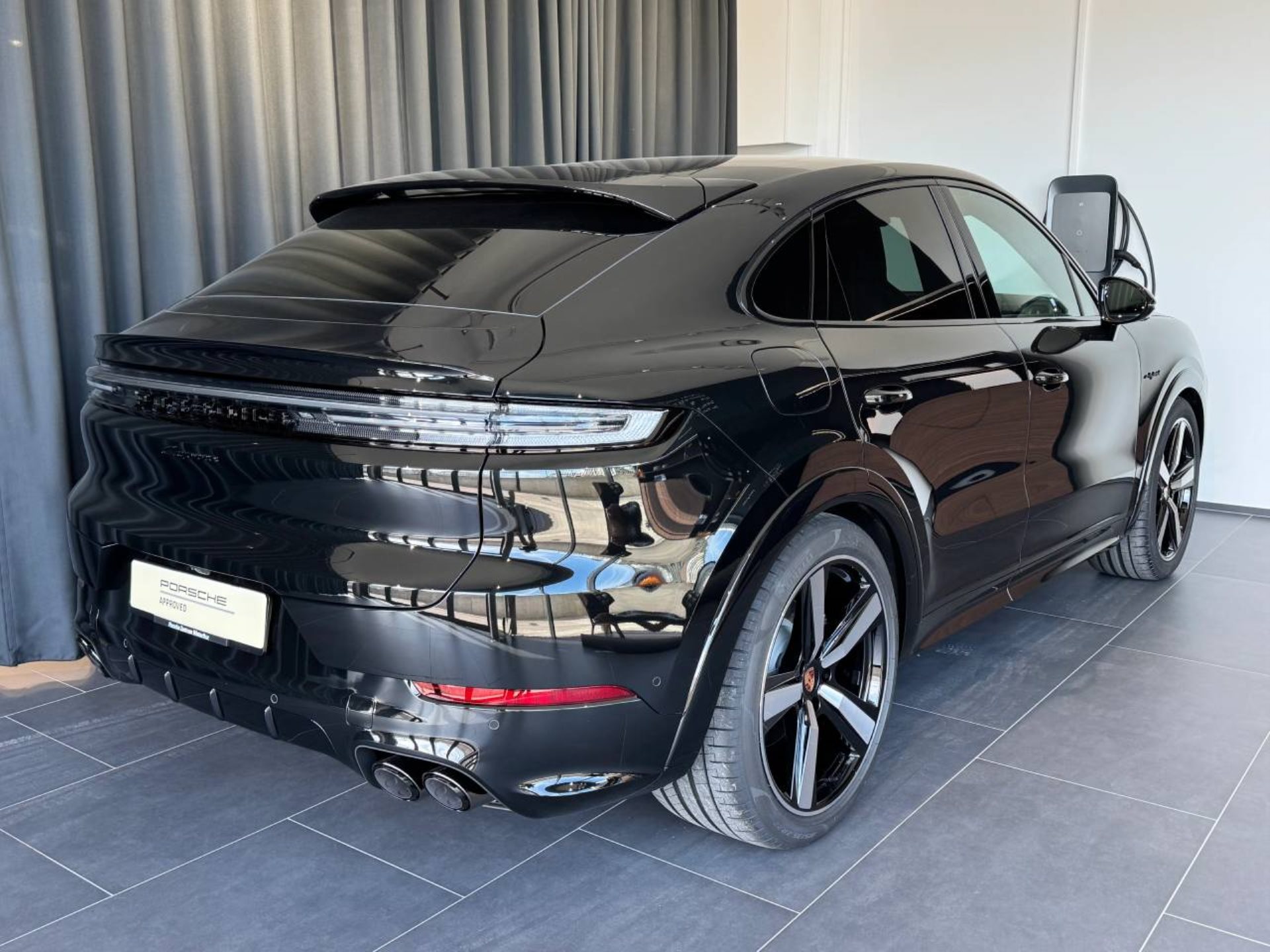 PORSCHE Cayenne E-Hybrid Coupé Black Edition-image-2
