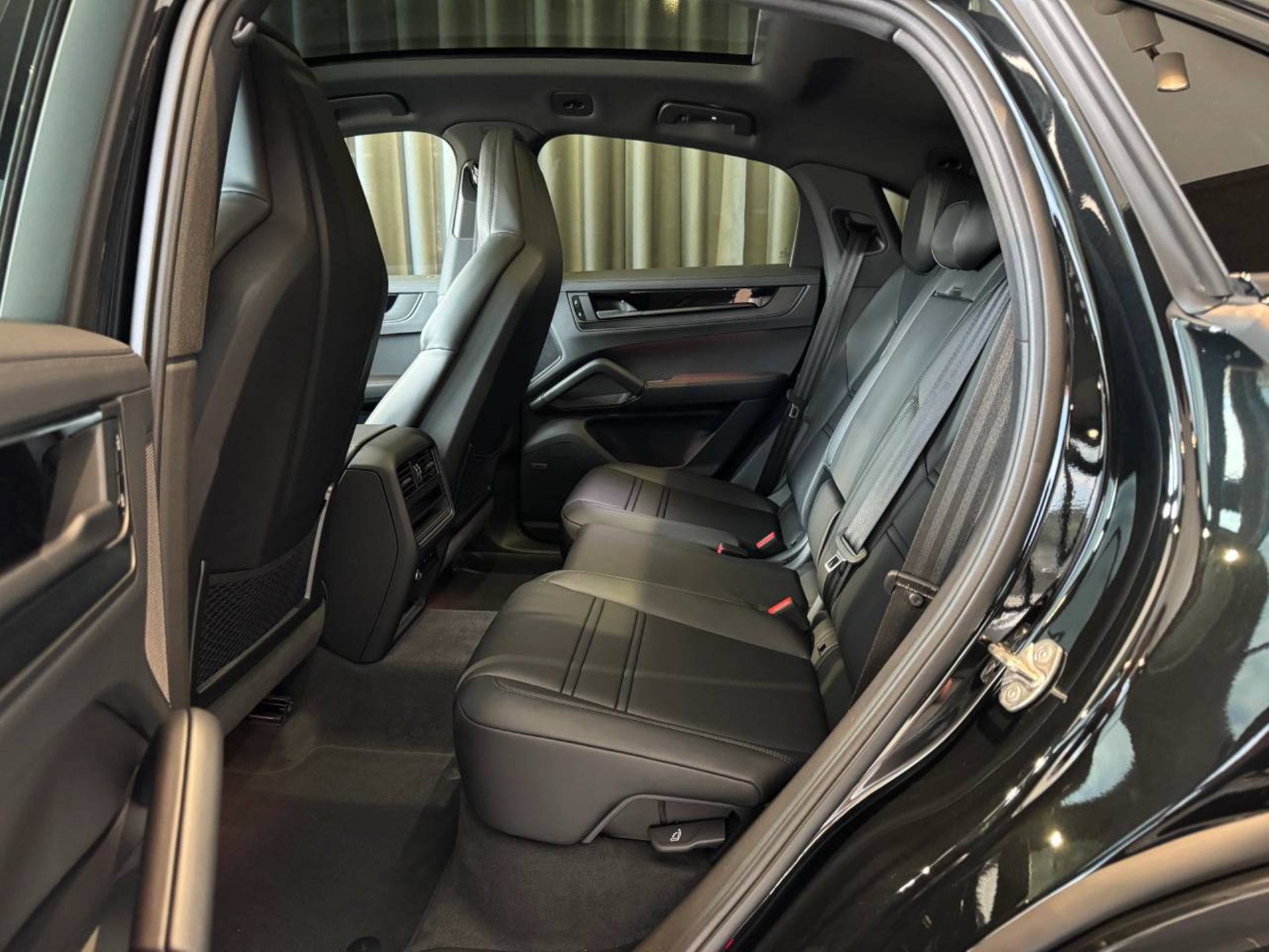 PORSCHE Cayenne E-Hybrid Coupé Black Edition-image-17