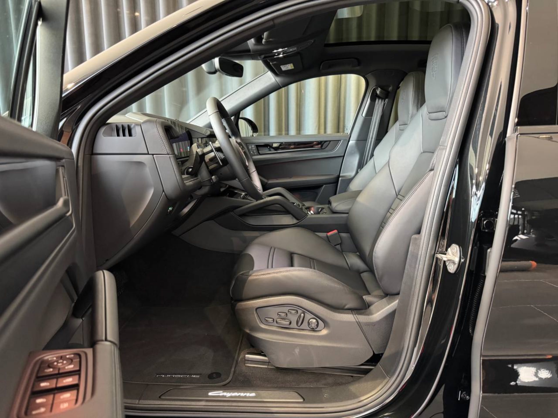 PORSCHE Cayenne E-Hybrid Coupé Black Edition-image-4