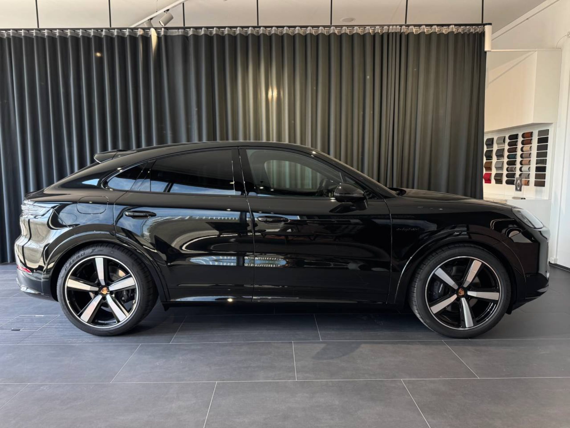 PORSCHE Cayenne E-Hybrid Coupé Black Edition-image-13
