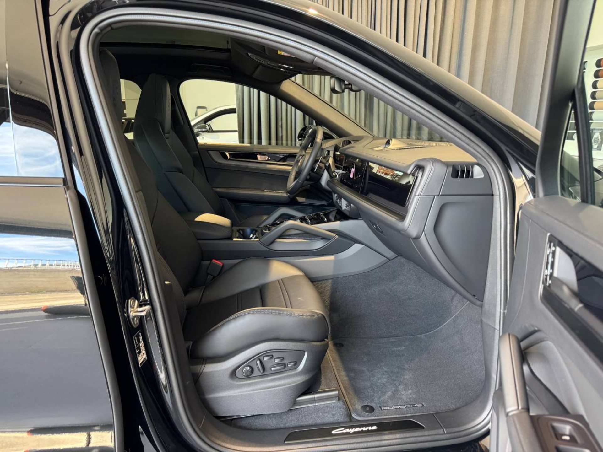 PORSCHE Cayenne E-Hybrid Coupé Black Edition-image-21