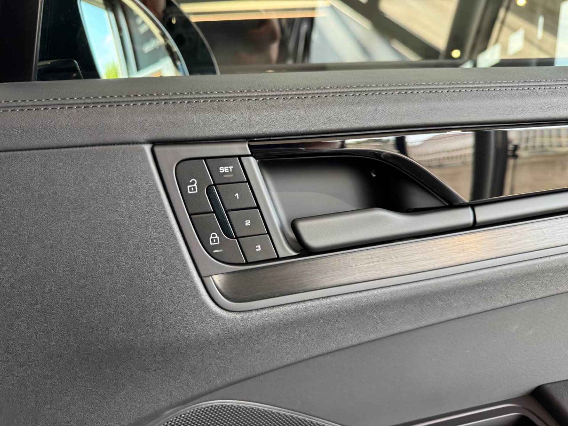 PORSCHE Cayenne E-Hybrid Coupé Black Edition-image-24