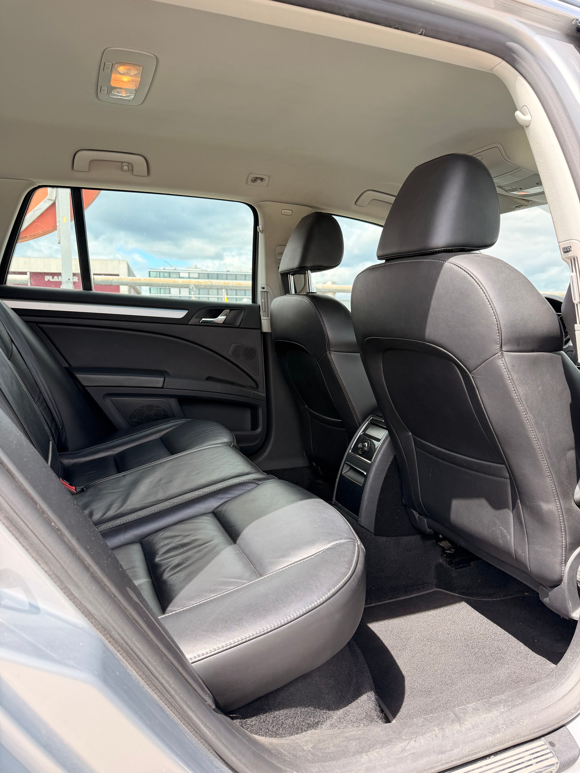SKODA Superb Combi 2.0 TDi Elegance 4x4 DSG-image-12