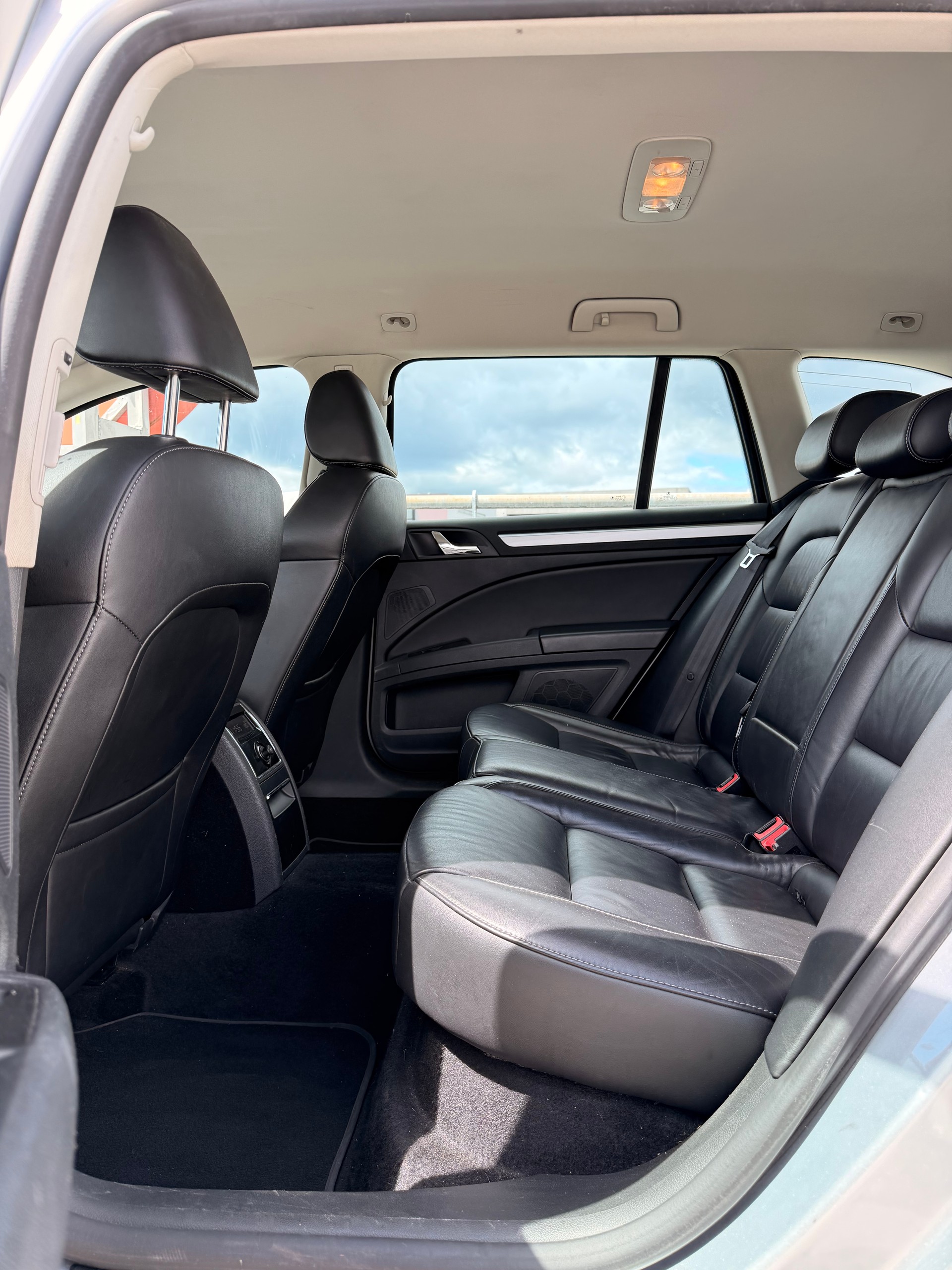 SKODA Superb Combi 2.0 TDi Elegance 4x4 DSG-image-11