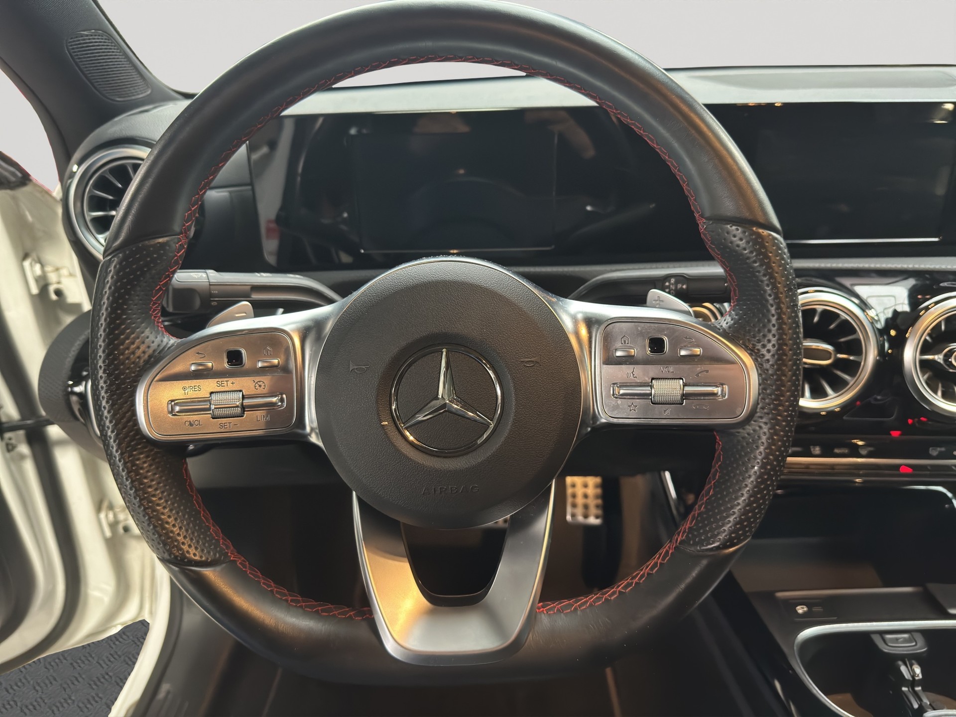 MERCEDES-BENZ A 250e AMG Line 8G-DCT Night-image-8