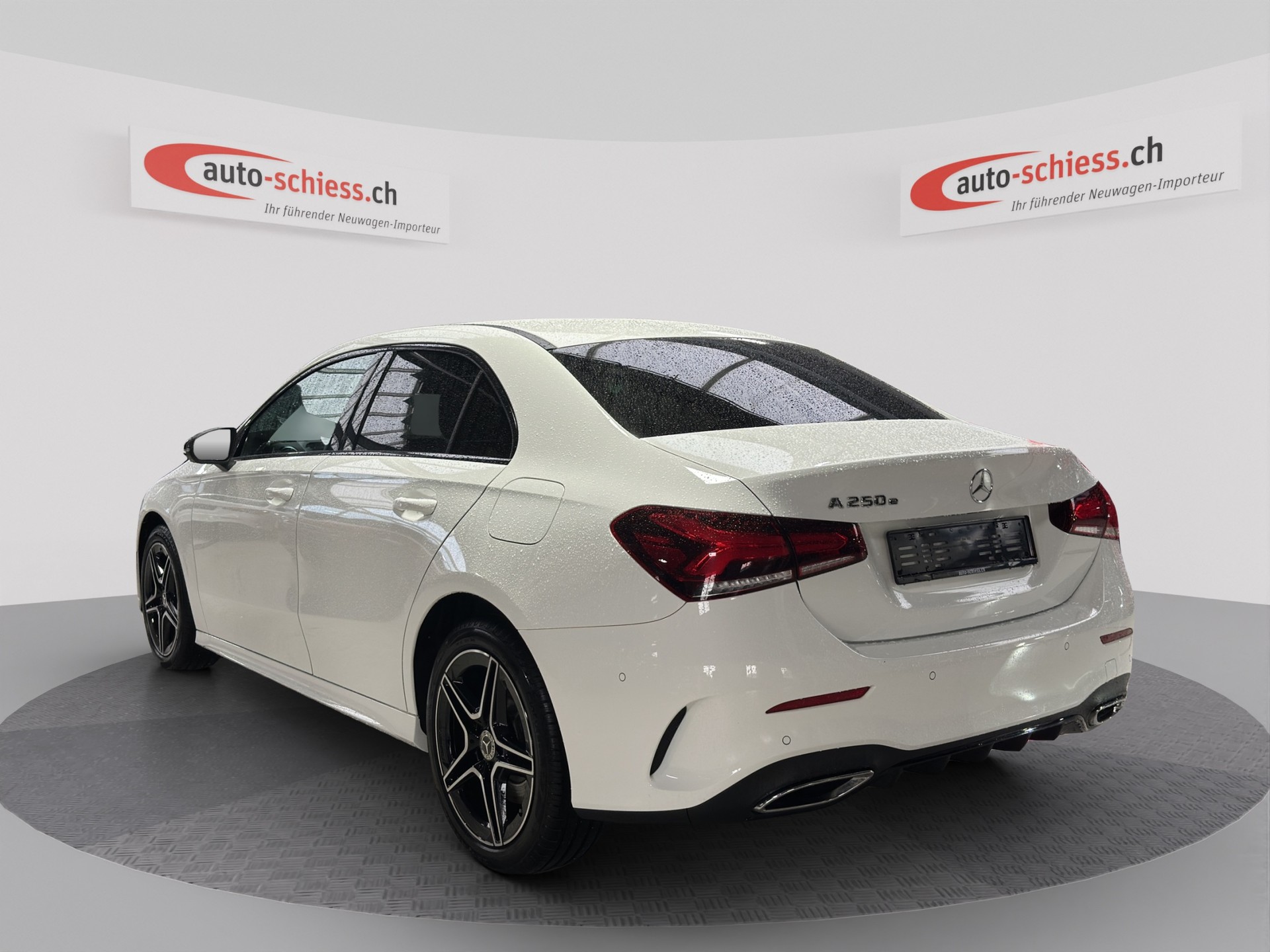 MERCEDES-BENZ A 250e AMG Line 8G-DCT Night-image-2