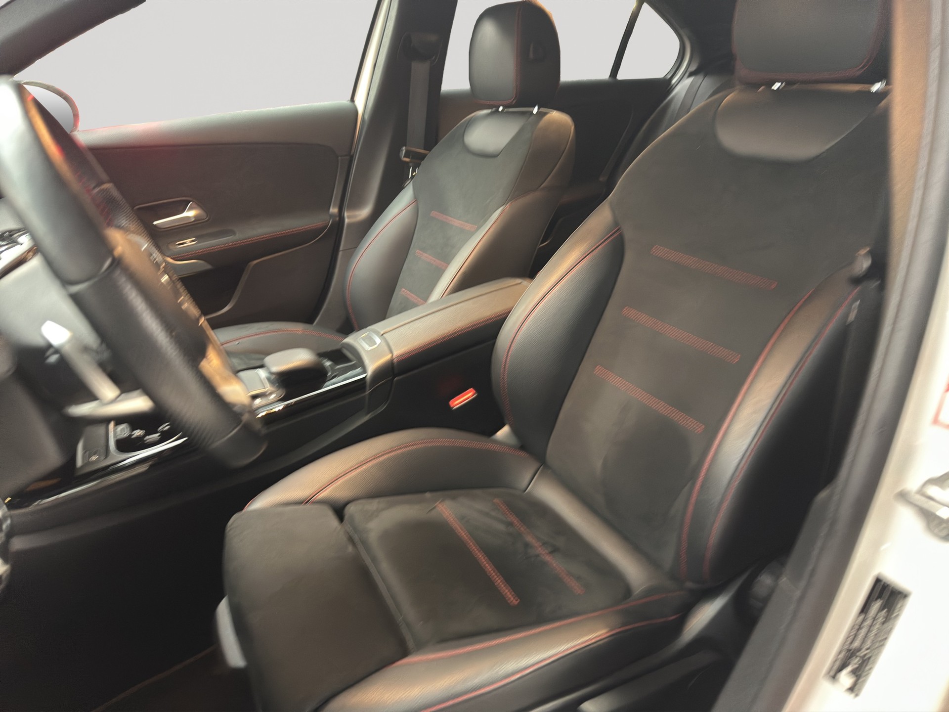 MERCEDES-BENZ A 250e AMG Line 8G-DCT Night-image-5