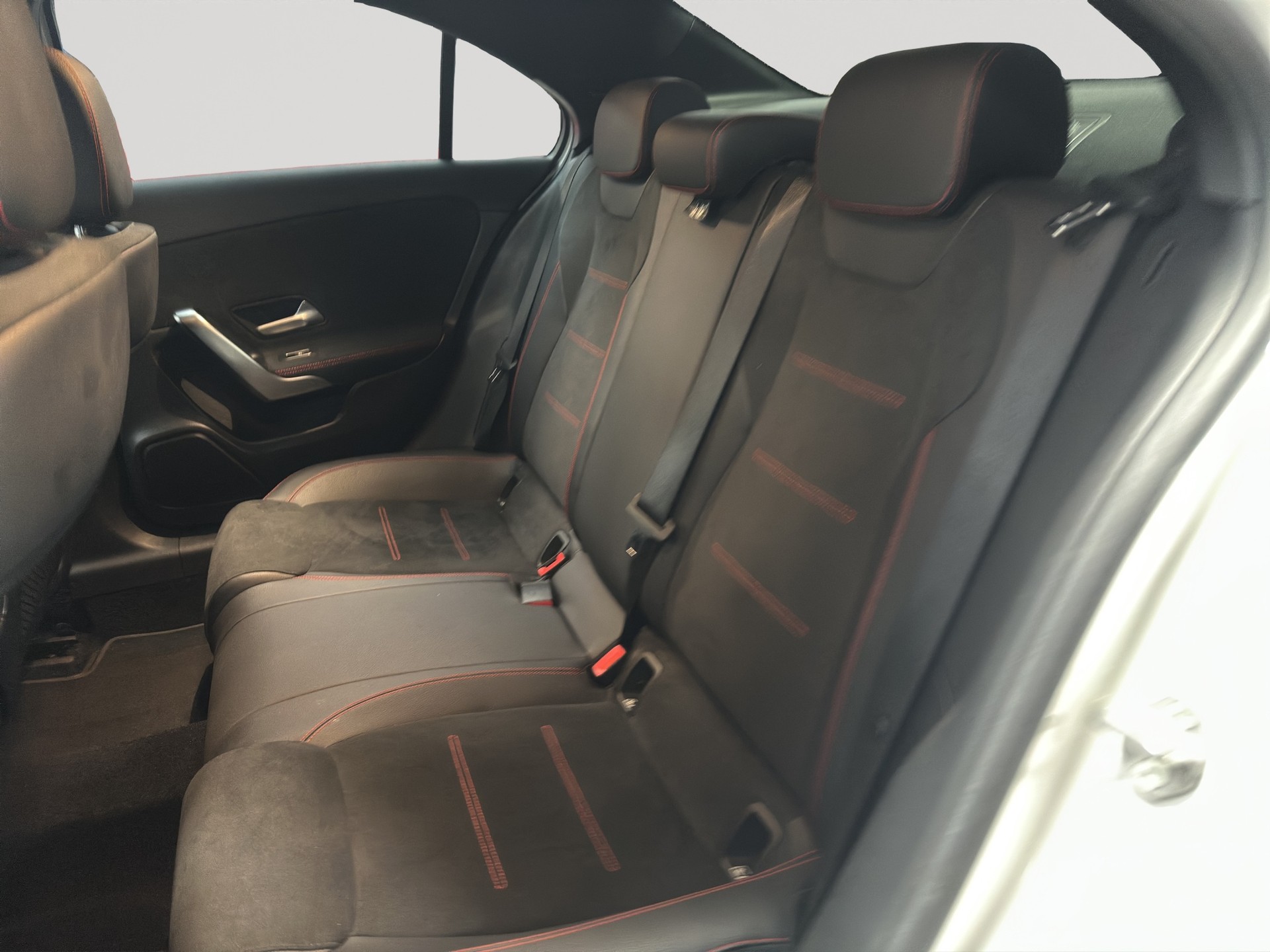 MERCEDES-BENZ A 250e AMG Line 8G-DCT Night-image-6