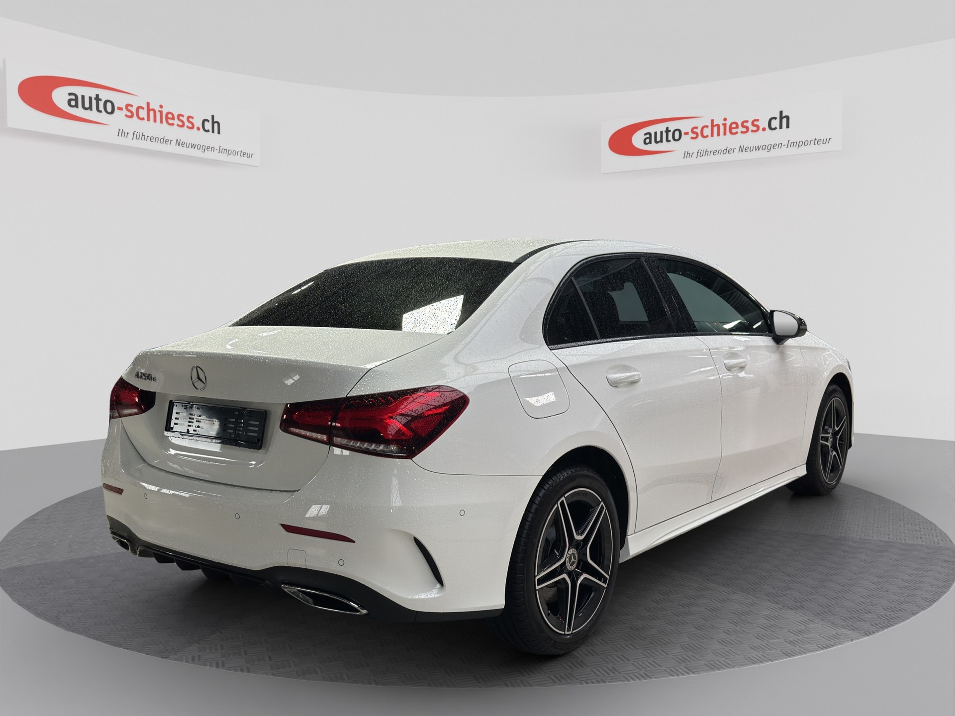 MERCEDES-BENZ A 250e AMG Line 8G-DCT Night-image-4