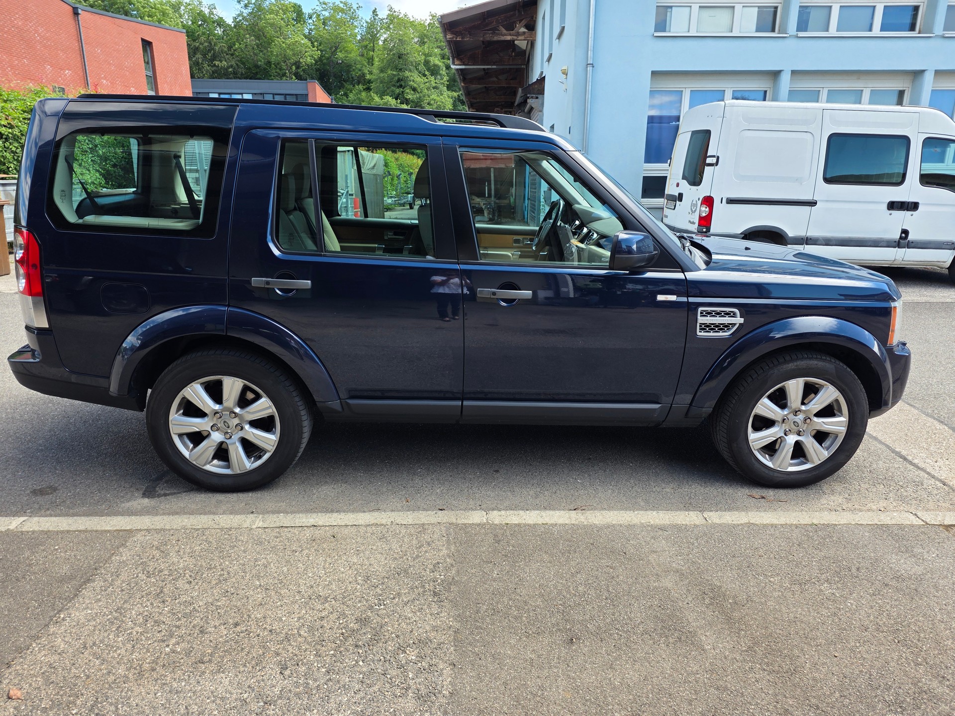 LAND ROVER Discovery 3.0 SDV6 HSE Automatic-image-3