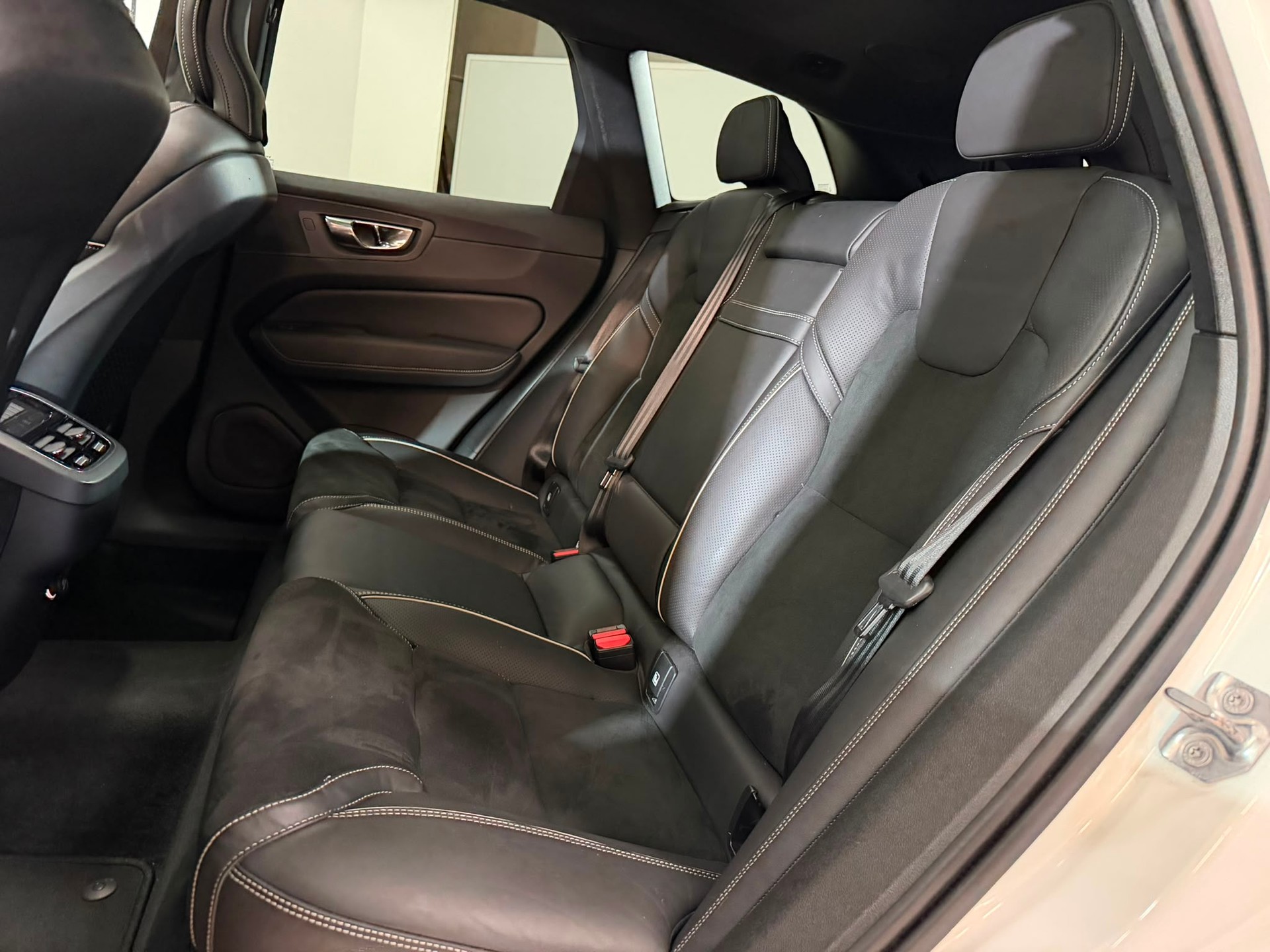 VOLVO XC60 T5 AWD R-Design Geartronic-image-8