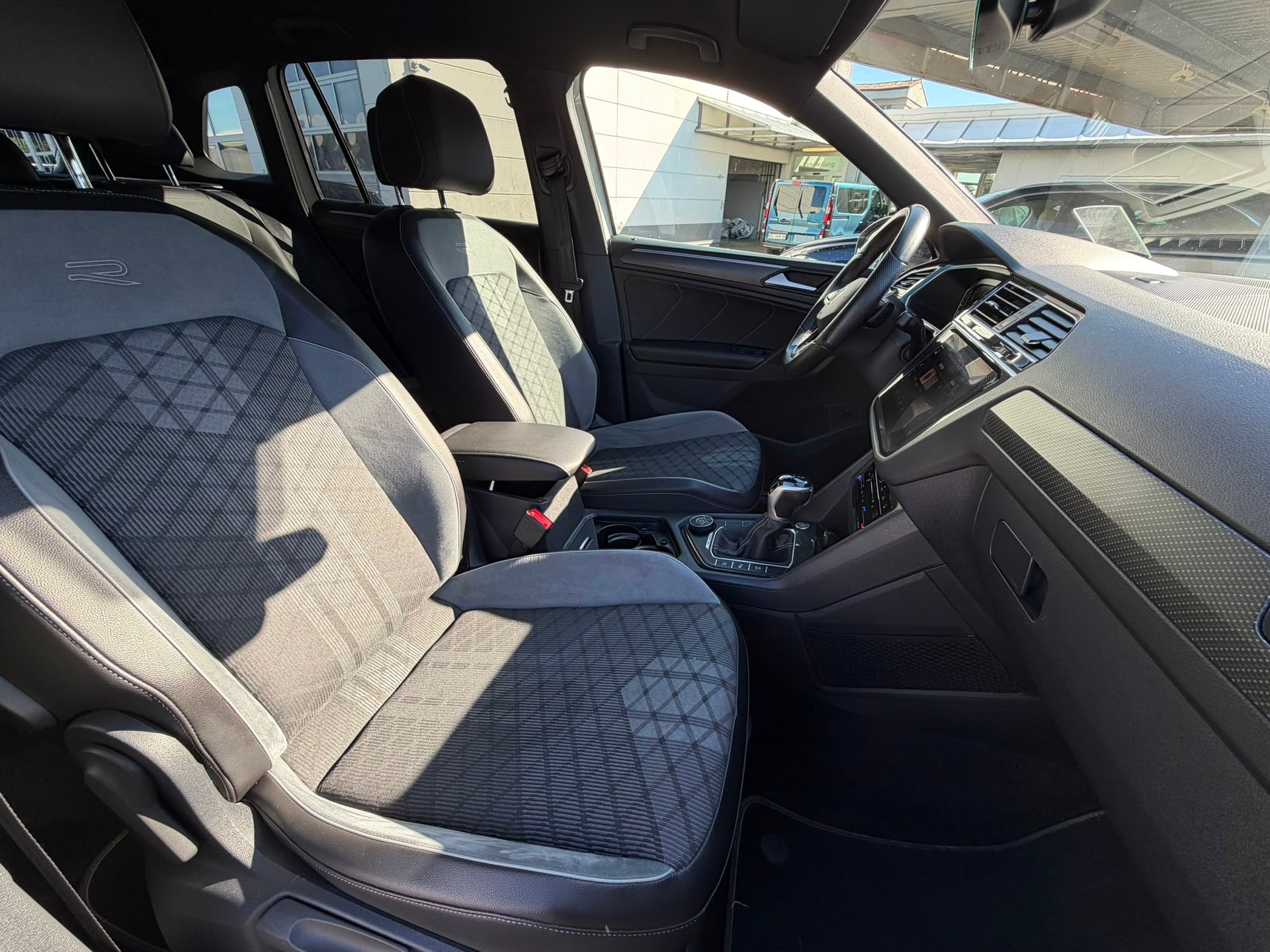 VW Tiguan 2.0TSI R-Line 4Motion DSG-image-13