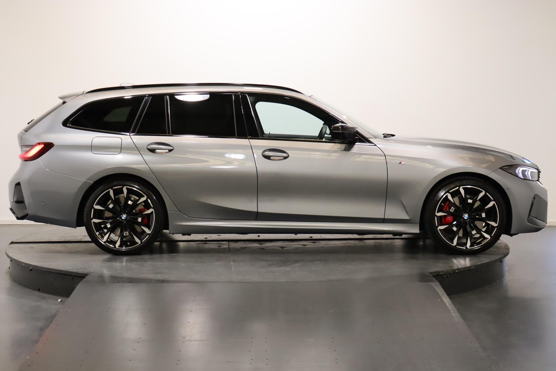 BMW M340i xDrive Touring-image-2