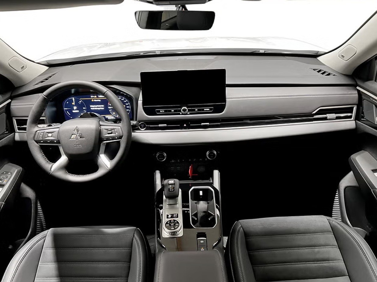MITSUBISHI Outlander PHEV Invite 4WD Automatic-image-4