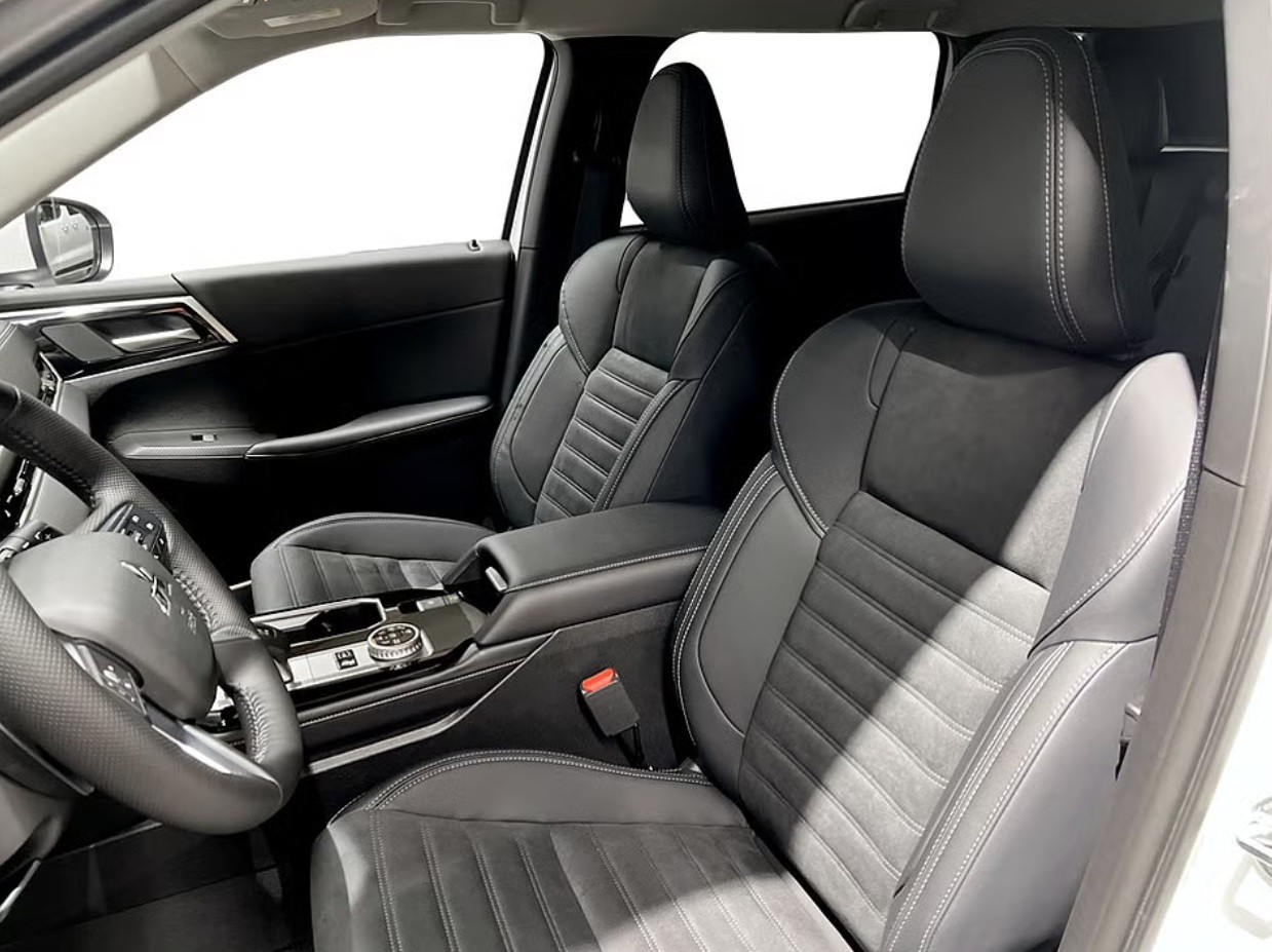 MITSUBISHI Outlander PHEV Invite 4WD Automatic-image-5