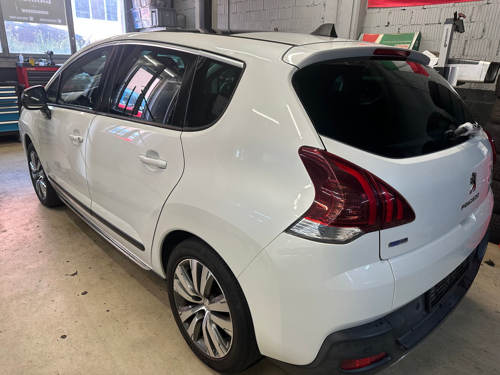 PEUGEOT 3008 1.2 Pure Tech Business Line-image-3
