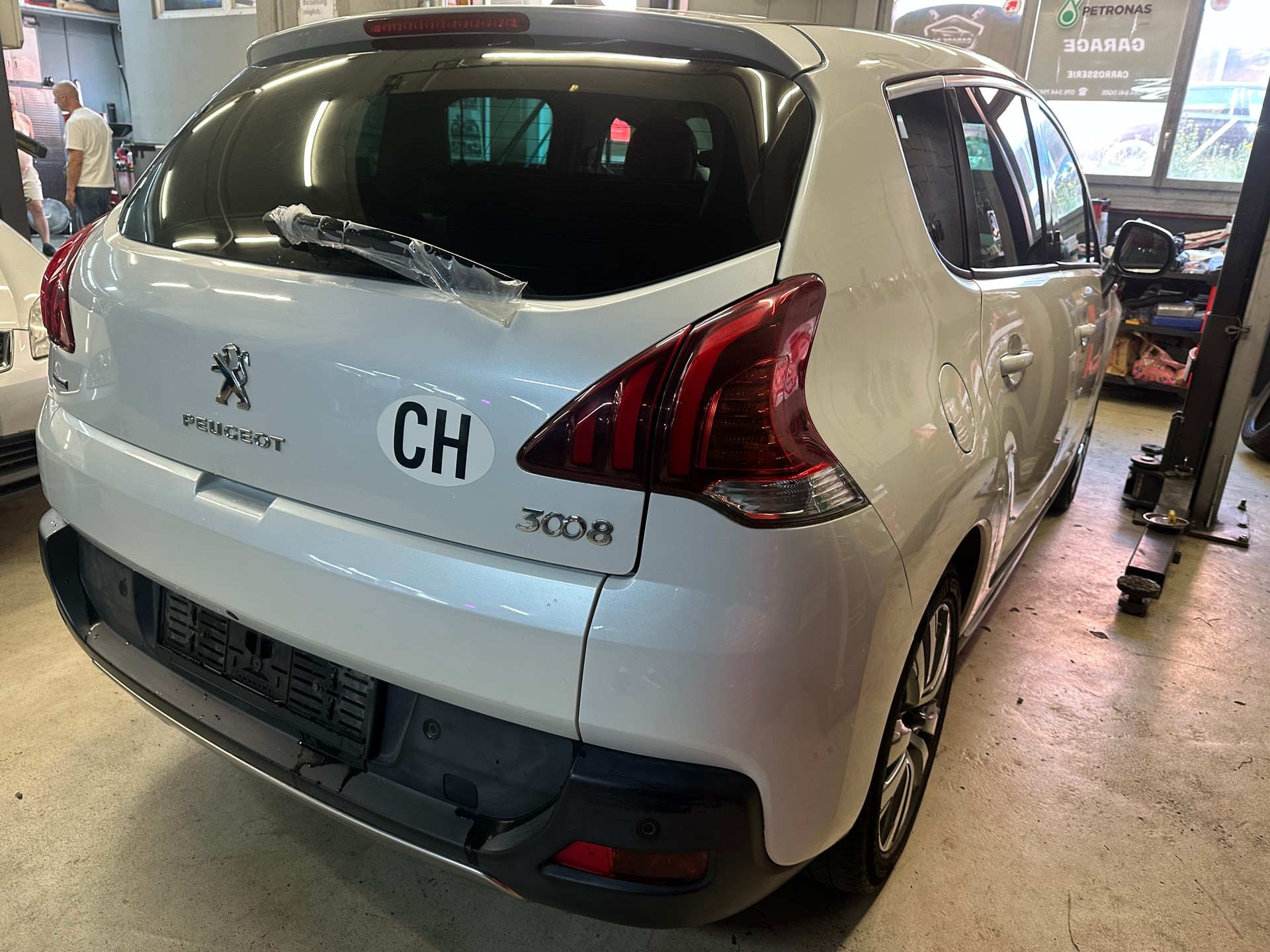 PEUGEOT 3008 1.2 Pure Tech Business Line-image-4