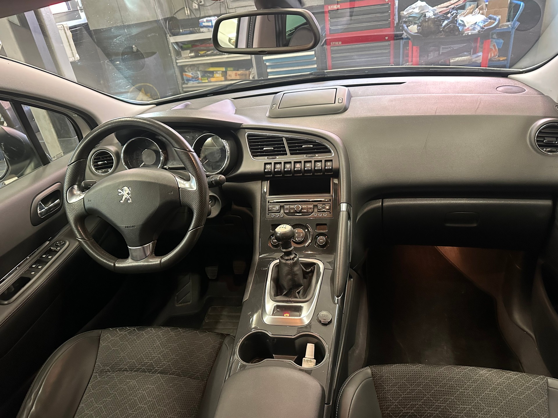 PEUGEOT 3008 1.2 Pure Tech Business Line-image-6