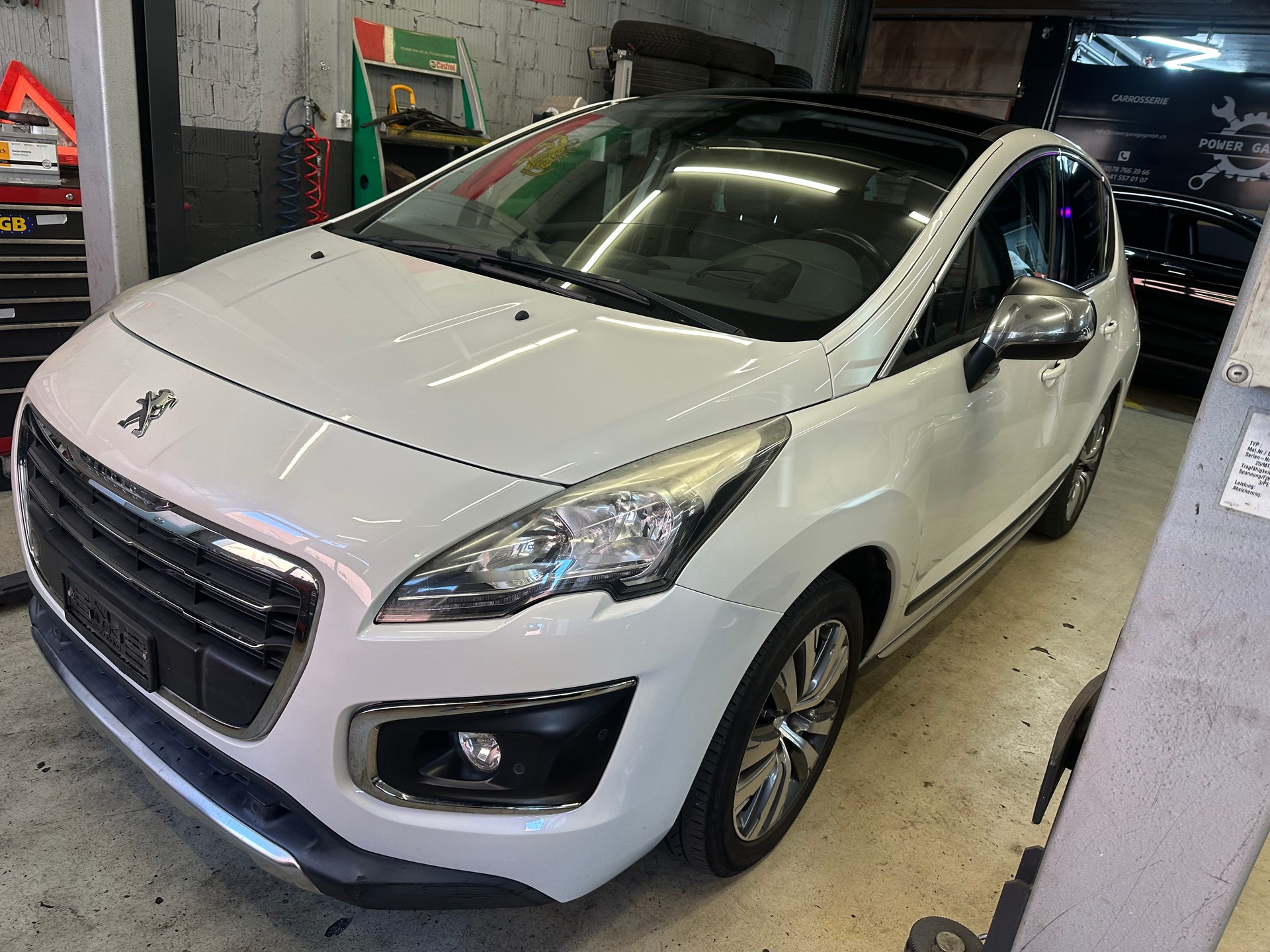 PEUGEOT 3008 1.2 Pure Tech Business Line-image-1