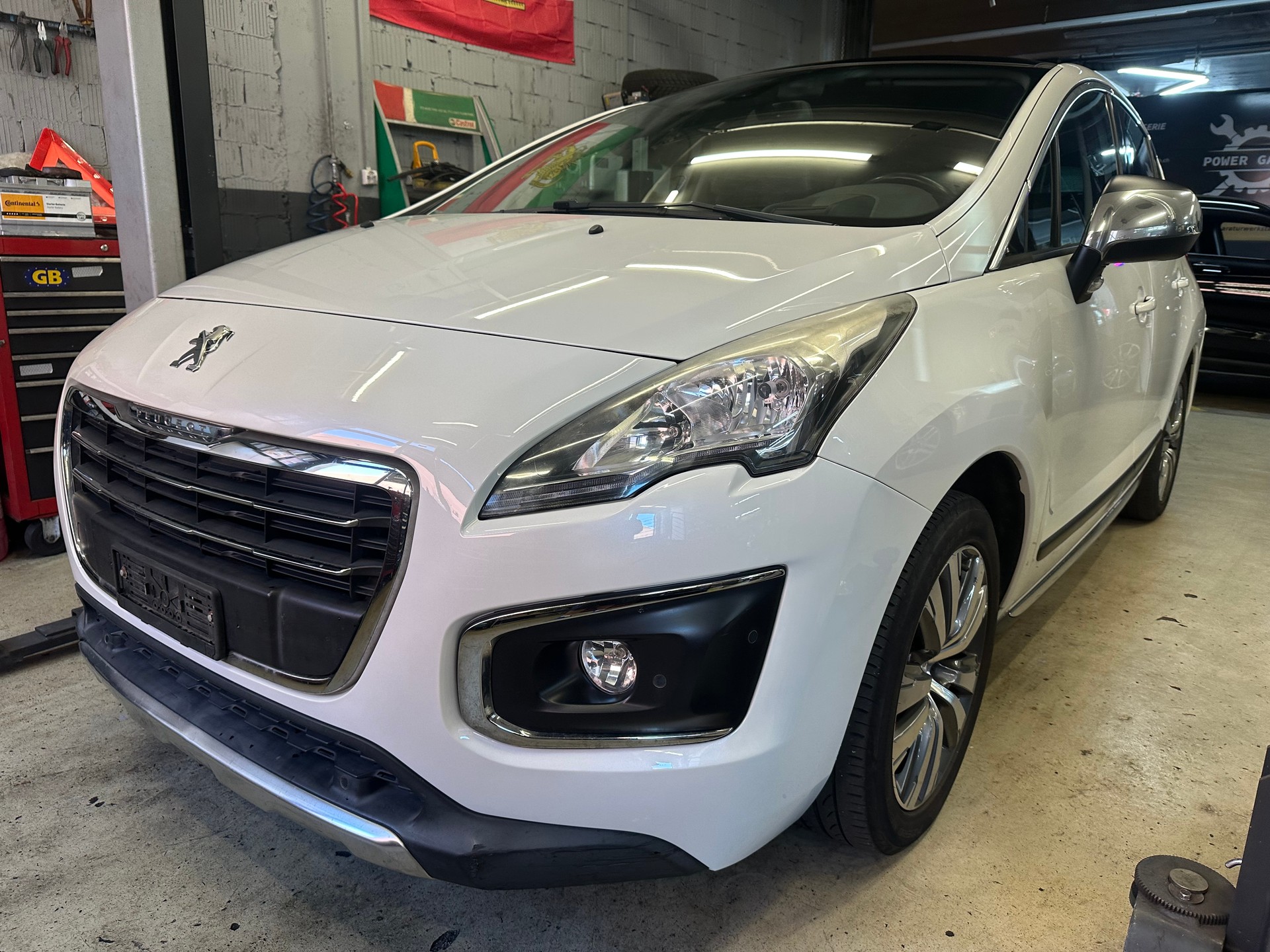 PEUGEOT 3008 1.2 Pure Tech Business Line-image-0