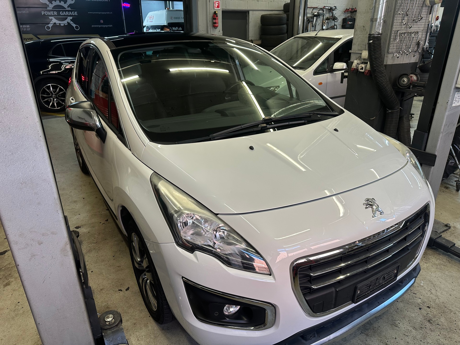 PEUGEOT 3008 1.2 Pure Tech Business Line-image-2