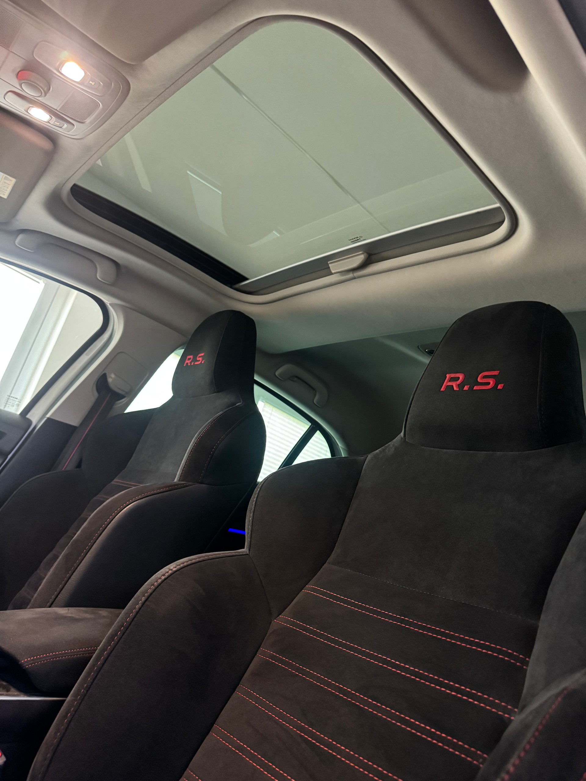 RENAULT Mégane Trophy 300 EDC*CH-Fahrzeug*Panoramadach*Frisch MFK*-image-12